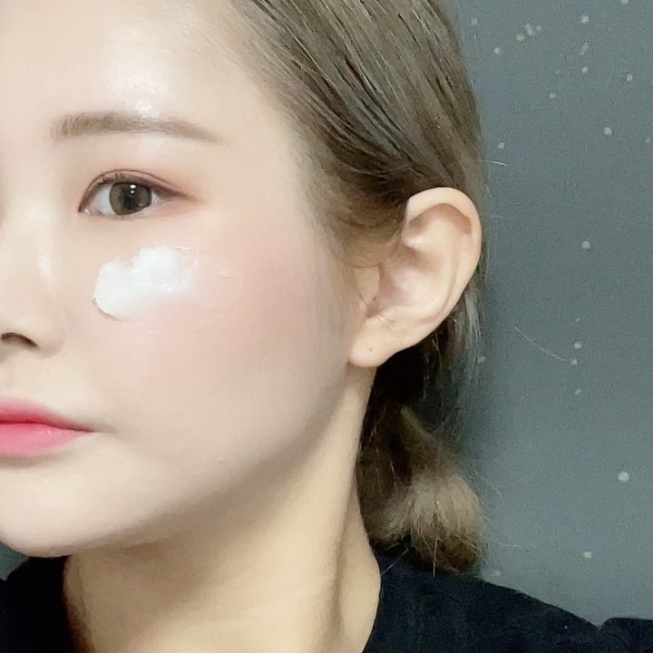 #협찬 #멜라브스마트클린징밤
.
립앤아이리무버➰클렌징오일➰클렌징폼➰클렌징워터
2중3중세안 귀찮아서 화장안하는사람 🙋🏻‍♀️나야나🙋🏻‍♀️
처음보는 밤타입 클렌저 넘나 싱기방구💨
.
멜라브 스마트 클린징밤 하나로 오일보다 산뜻하게, 폼보다 자극없이 완벽하게, 클렌징 game over-💙
.
환절기 가뭄일어난 내피부가 세안후에도 수분이 유지되어 피부가 쵹쵹💦
오늘부터 클렌징은 너로 정했다👈🏻✨

.
.
.
.
.
.
.
.
.
.
#Mellave #Whitening #daffodil #Maskpack #Kbeauty #madeinkorea #smartcleansingbarm #멜라브 #스마트클렌징밤 #수선화 #미백