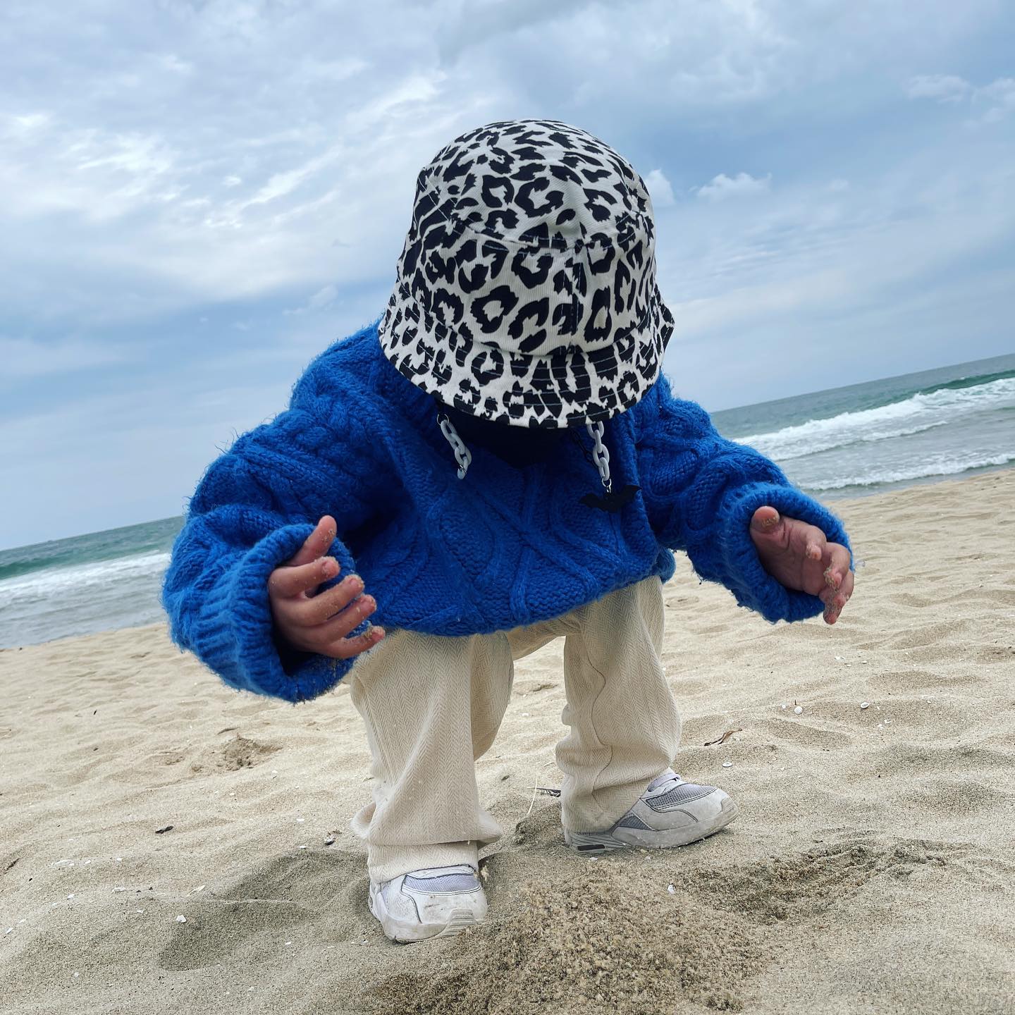 sᴛᴀɴᴅɪɴɢ ᴏɴ ᴛʜᴇ ʙᴇᴀᴄʜ.

#surfyybeach #ppessoda 
ppessoda 

#가을바다 #빼쏘다 #아동모자 #아동버킷햇 #육아 #주말나들이 #아들 #4세놀이 #서피비치
