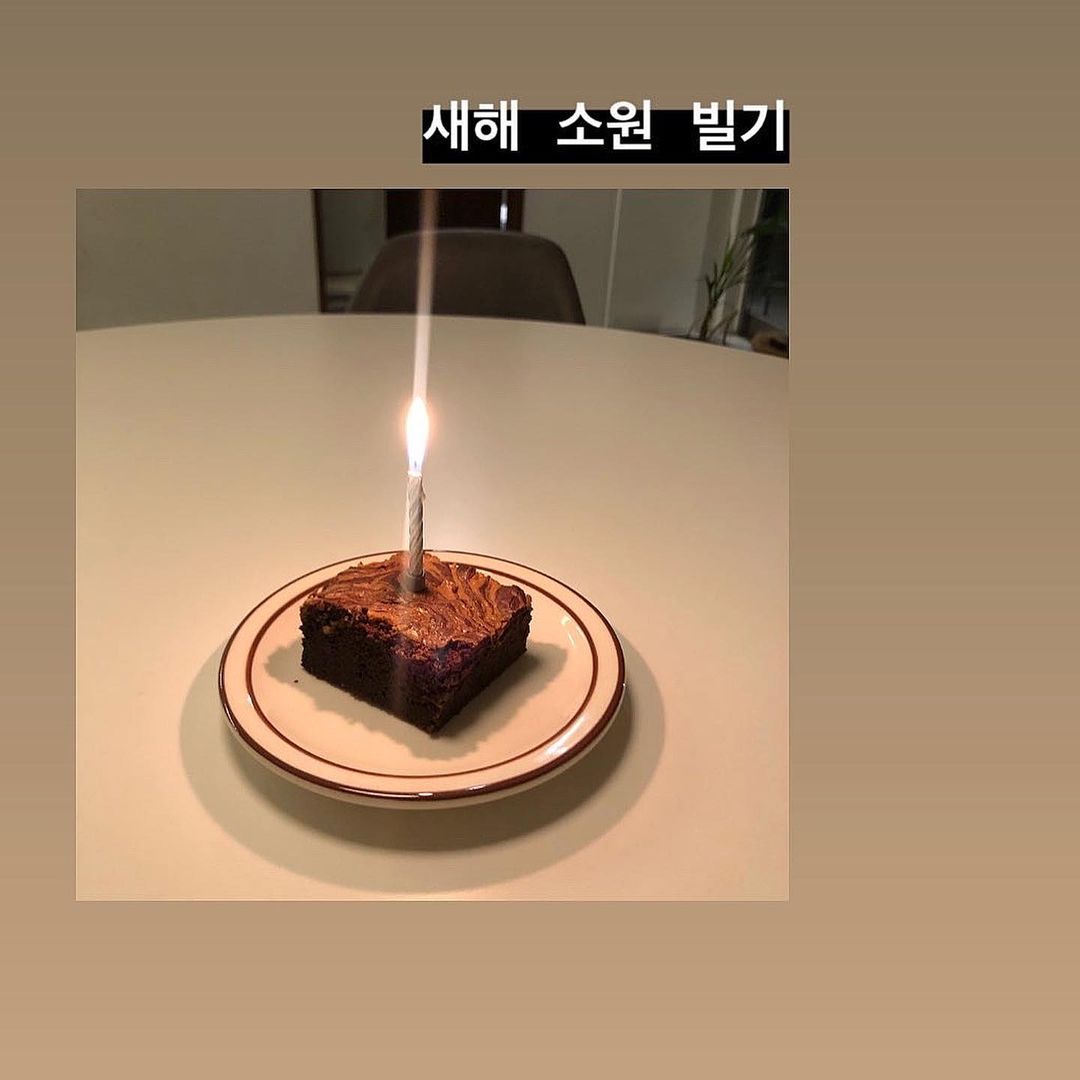 @__o5.27 on Instagram: “⠀ ⠀ 이태원 '무진장' ⠀ ⠀ 조용하고 분위기 좋던 카페 긴머리 사장님 분위기가 오묘하면서 가게와 잘 어우러지고 아늑한 느낌 - ✨ ⠀ 이태원 근처 회사원들한테도 좋