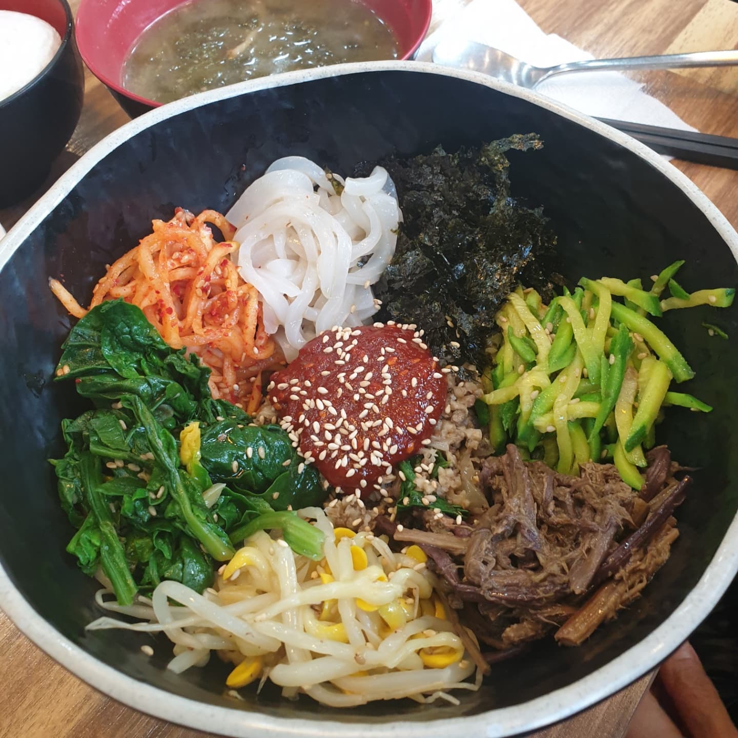 #부산맛집 #해운대대박국수 #내돈내산 

해운대 가격도 저렴하고, 
찐맛집인 #대박국수 를 소개합니다!!

이모집 근처라 자주방문하는데 양도많고
김치를 직접 담그셔서, 너무 맛있어요❤

해운대 든든한 밥집으로 추천합니다👍

🍀<위치>
-도로명부산 해운대구 마린시티2로 38
동백역 3번 출구에서1016m
(아이파크 상가안  2층입니다)

<영업시간>
-11:00~19:00
(매주 월요일 휴무)

🍀총점
​
<해운대 대박국수 >
4.0 (재방문의사 O)
​
맛 : 5 ★★★★
- 국수집이나, 비빔밥, 들깨칼국수,탕수육등 모든 메뉴가 맛있음.
🍤주문하면 탕수육을 갓 튀겨주시는데,
양도 많고 정말 맛있음 왕추천👍👍

매장: 3 ★★★
- 테이블 7개미만의 작은 가게.
반찬, 앞접시 셀프(김치류, 단무지)
식사시간때 방문하면, 대기있음
​

가격: 5★★★★★
-매장 식사시
메뉴 전부5000원~7000원.
7천원 넘어가는 음식이 없음
(가성비 좋고, 무엇보다 맛있어서 찾게됨)
​

위치: 3★★★
- 아이파크 상가 건물 2층에 위치.
지하철, 대중교통 이용시 조금 불편할듯.
​

서비스: 4 ★★★★
- 직원분께서 친절하시고, 음식이 빨리 나오고 정갈함.

-
#부산존맛 #부산맛집추천 #해운대존맛 #해운대맛집 #부산핫플 #부산외식 #해운대핫플 #해운대외식 #해운대데이트 #부산데이트 #부산가볼만한곳 #해운대가볼만한곳 #로컬맛집 #부산밥집 #해운대밥집  #마린시티맛집 #마린시티밥집 #마린시티가볼만한곳 #부산국수 #부산가성비맛집 #부산해운대 #부산해운대맛집 #좋반 #먹스타그램 #맞팔가요 #선팔맞팔