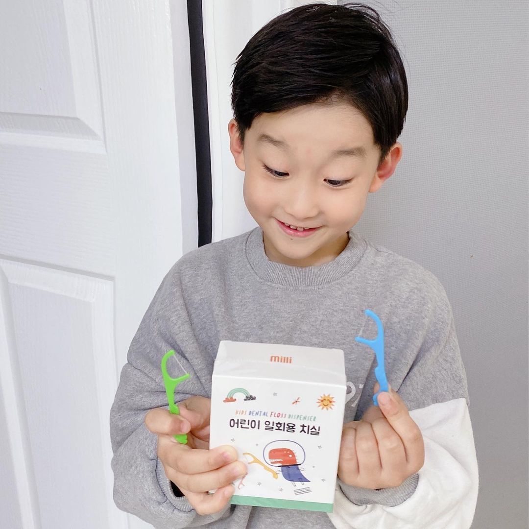 삼남매맘-아임주니ꗯ̤̫ on Instagram: “#제품협찬 - 양치후 치실로 마무리를 해주는게 엄청 중요하데요!! 저도 치과에서 자주 듣던 말이예요-! 고기가 잘끼는 우리아들이 치실매니아 인데 협