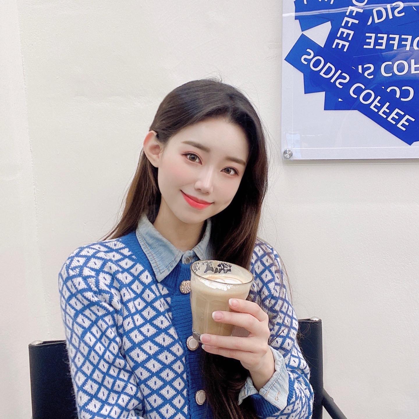 [#광고 #협찬]
🎀소디스커피 쑥고개점🎀
핫플이다 핫플이다하는 소문이 여기까지 나서 다녀왔어요ᕕ( ᐛ )ᕗ 

아니나 다를까 타르트 주문부터 난관..🥲
🍏🍑🍐신선한 과일🍊🍋🍓로만 
만들어져서 그런지
다 맛있어 보이면 어쩌라는거죠?🤣🤣

💌딸기🍓타르트
💌플랫화이트플랫화이트 
💌딸기라떼를 주문했어요💗

타르트의 크림과 과일이 너무 잘 어울려서 받자마자 다 먹어버리구 
플랫화이트 커피도 최애 커피였는데
여기만큼 플랫화이트 맛있는 곳 없는거 같아요😖🥰

다음 방문때는 •블랜디드티• 주문해보려구요!
매니저님이 직접 블랜딩해주시는 9가지 
소디스만의 티🌺

#매니저님이 #모델출신 #훈남 이셔서 
눈호강 맛호강ღ’ᴗ’ღ X100000

조명때문에 사진도 너무 맛집이여서 100장은 찍고 왔어요ㅎㅅㅎ

💜떠오르는 핫플 💜
💜소디스커피 쑥고개점💜
💜ᗩᗪᗪᖇEᔕᔕ 👉🏻 서울특별시 관악구 청룡 12길 1💜
방문 강추입니당 ʚ♡⃛ɞ