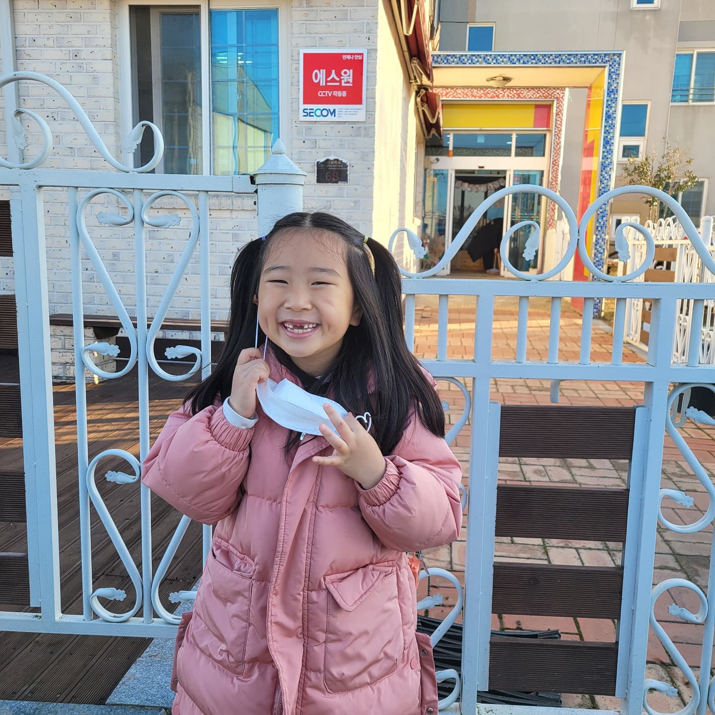 #이빨빠진도장구
⠀
👩집에서 빼볼까?
👧빼보고 싶은데 너무무서워서 못빼겠어
⠀
라며 대성통곡하는 따님🤣🤣
실로 빼는거라 더 무섭다고 치과가자고 🤭
⠀
막상치과오니 오랜만에 빼러와서 긴장된다고 잔뜩긴장했지만
울지도 않고 용감하게 뽑은 따님👍👍
⠀
아침에 유치원에 한번에 두개뽑았다고 울지도않았다고 빨리이야기하고싶다면서 😅
차내리자마자 보이는쌤께 인사보다 이뺀소식부터 🤗
⠀
오늘갈비뜯기로했는데
이없어서 안되겠다고 ㅋㅋㅋㅋ
갈비는 다음에먹는걸로😆😆
⠀
⠀
#눈은어디갔니
#아침이라부은거라믿을께 😂
