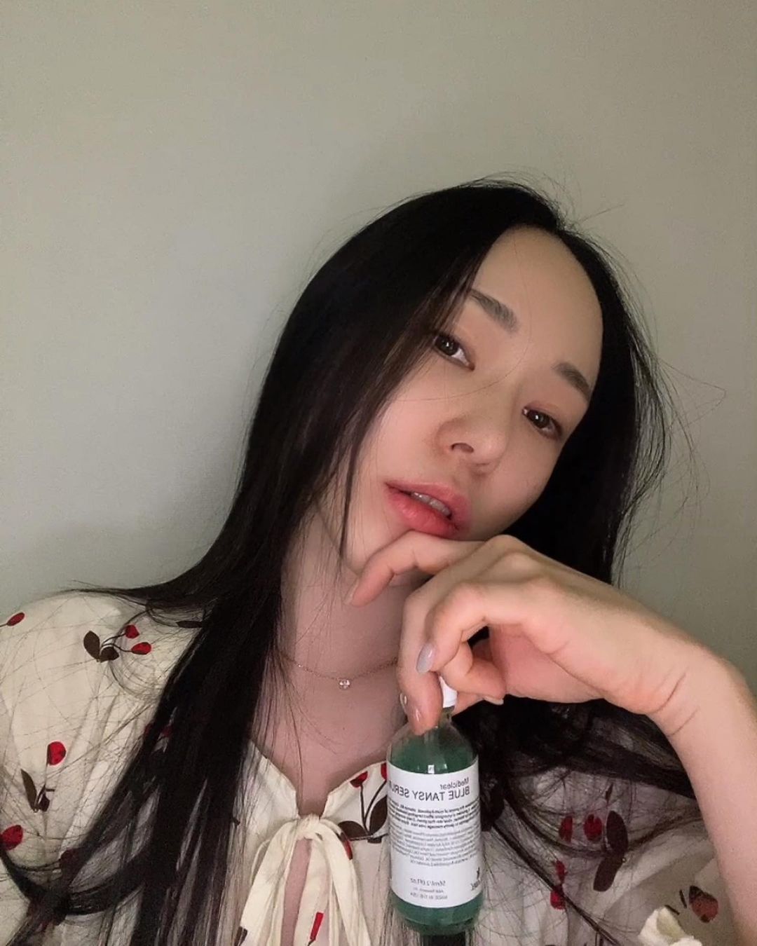 민주르 on Instagram: “#협찬 과도한 피지도 잡아주고 피부가 건조해지지 않도록 수분코팅을 해주는 키라벨 메디클리어 블루탄지 세럼. 블루탄지는 블루탄지 꽃 2000 송이에서 단 1g만 추출이