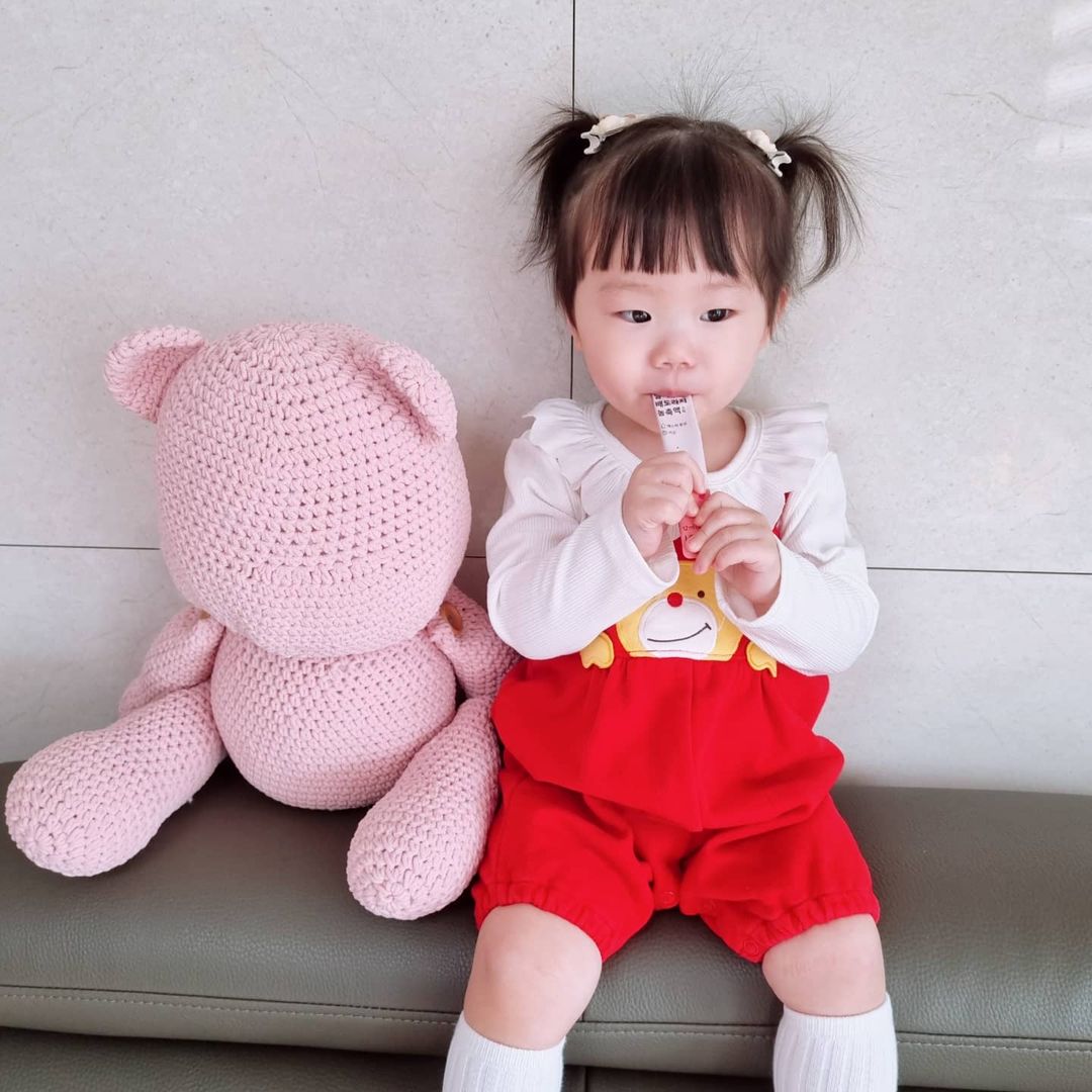 김다혜 on Instagram: “딸기배도라지 농축액🍓 떠아가 맛있는지 일어나자마자 달래서 한포흡입!!! 목에 좋은 배, 도라지, 벌꿀, 사과, 자일리톨 세상에 없던 세계 3대 향균물질 매스틱을 첨가