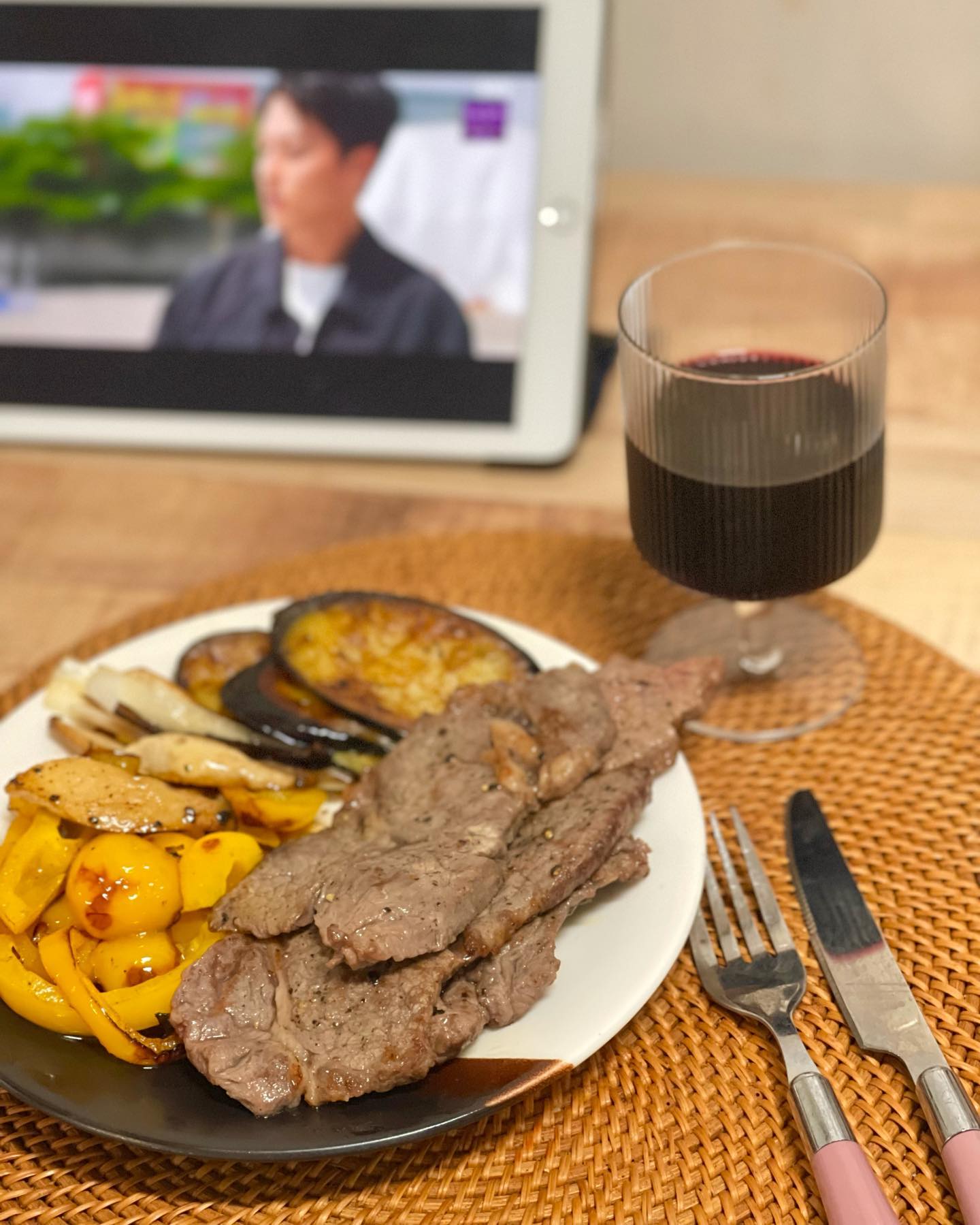 #좋아요#토요일밤#지헤중 

#윤재국#하영은#만나는날

이거 봐야해서 급하게 굽고 차리고 대충 있는 접시 때려넣고 맛있게 재밌게 보내는 이시간

#아맛있다
#아재밌다
#지금만날수있어요?
#지금보고싶어서
#니가불러줘서
#꺅어쩔거야