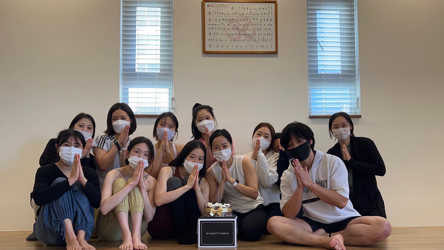 예랑쌤 아쉬탕가 워크숍 1기
사람들 앞에서 하는 구령도 처음, 만트라도 처음
매번 쌤한테 지도자과정 열어달라고 떼쓴 내가 부끄러울정도로
너무 못하기도 하고, 연습도 안하고, 공부도 안했었지만
4주동안 서로의 얘기를 나누고 공부의 방향을 안것만으로도
충분한 시간이었다고 스스로 생각중이다.

물론,, 다음 수업땐 공부 열심히 할 예정,,
일 한다는 핑계,회식핑계 안되는 내가 되기로 했다.
예랑쌤 만나서 요가늘과 함께 하는 삶이 즐겁다💚
옴 샨티
#아쉬탕가#요가늘#워크숍#옴