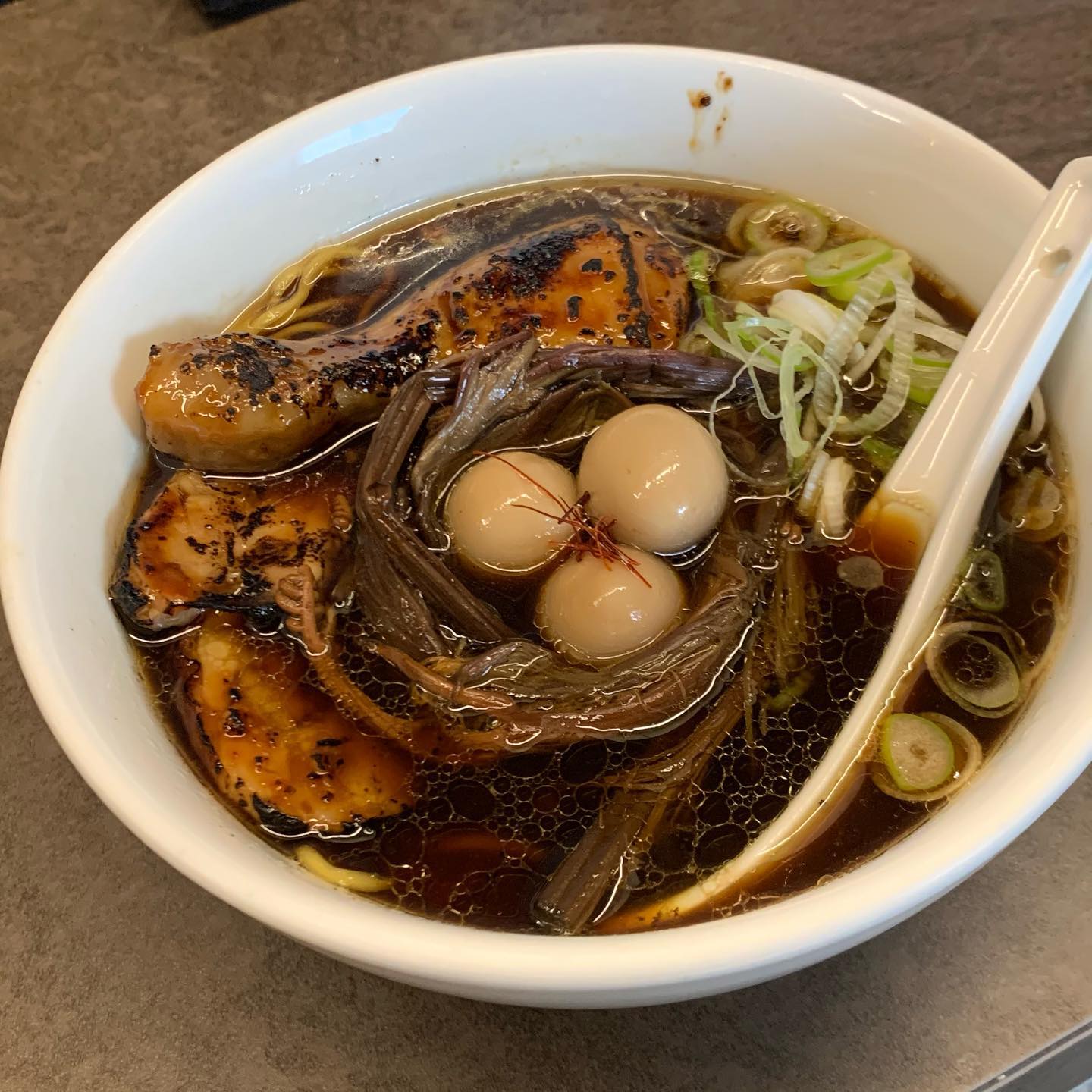 [라멘은 보양식이었다.]
.
추워진 날씨엔 뜨끈한 라멘 🍜 
.
스프가 인상적이다. 한약재를 푹 고와낸 듯한 백숙의 향이다. 구운 야채로 스프를 뽑아 색과 맛 모두 끌어냈다. 고사리 둥지를 튼 알, 불로 표면를 익혀낸 가슴살과 다리 모두 흥미롭다. 이것을 위해 찾아올 정도의 시그니처라고 해도 과언이 아니다. 또한 이곳을 방문한 뒤 깨달은 점이 있다.
.
라멘은 보양식이었다.