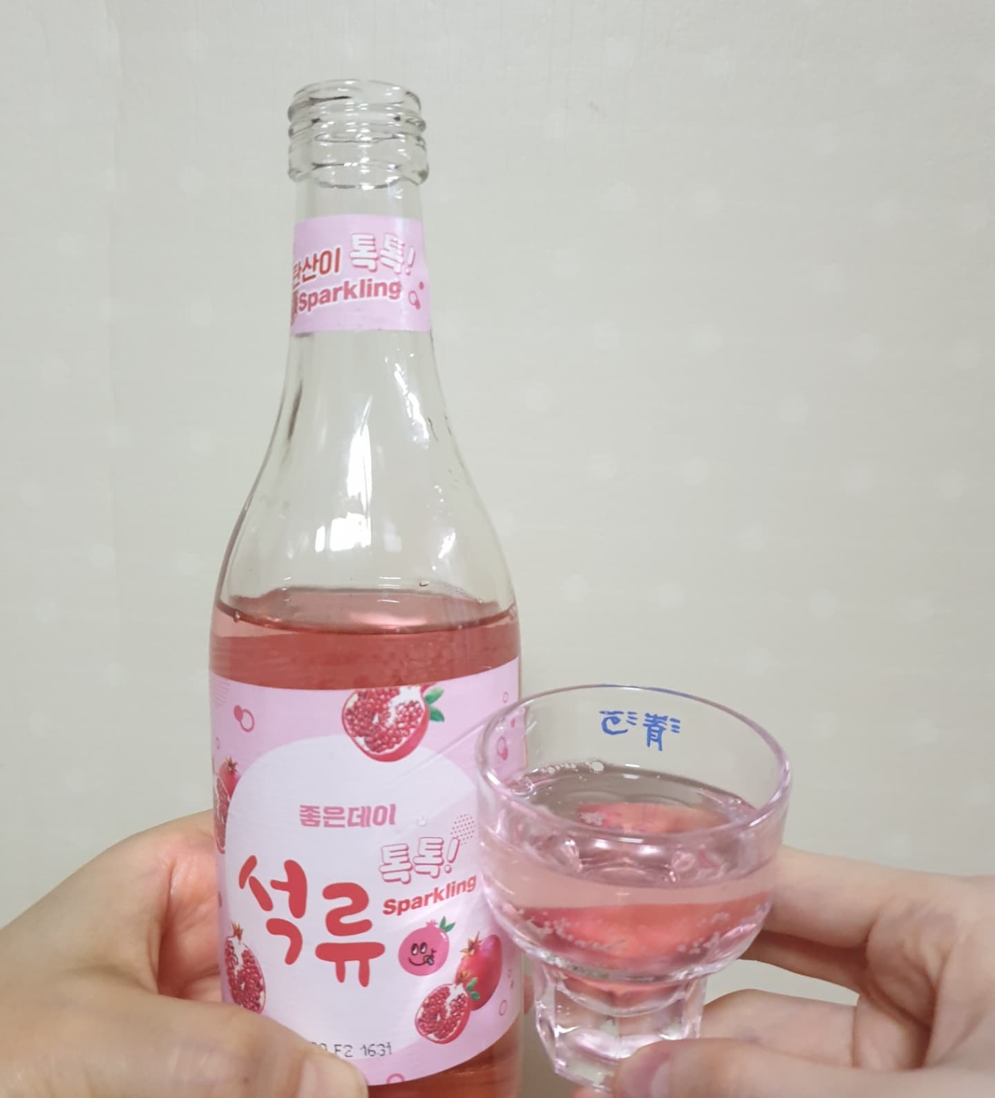 #석류톡톡 #좋은데이석류 #내돈내산 

새로나온 신상소주 #좋은데이 석류소주 마셔본 후기입니다!!😊😊

석류음료맛+ 탄산이 섞여잇어서 
술 못마시는 저도 벌컥벌컥 마실 수 있을만큼 연하고 맛있어요!!
(석류맛 이슬☆톡 같달까요??)

단점은 도수 7%로라 은근 알딸딸해지고,
숙취가 조금 있었어요...🤣

친구들과 마시거나, 기름진 음식 먹을때
음료대신 좋을만한 소주로 추천드립니다👍

🍀<좋은데이 석류소주 솔직 후기>
3.5 (재구매의사 O)
​
맛 : 4 ★★★★
- 첫맛은 석류의 달달함 탄산맛이 나서 거부감 없이 맛있음.
뒷맛은 소주의 쓴맛이 조금 느껴짐
(탄산음료처럼, 고기먹을때 마시면 좋을듯)
​​
위치: 3 ★★★
- 신상 소주라 그런지 아직까지 판매하는곳이 많이 없음.

#신제품#신상소주 #좋은데이 #좋은데이과일 #좋은데이과일소주 #과일소주 #좋은데이톡톡 #좋은데이석류 #좋은데이블루베리 #좋은데이석류맛 #소주 #신제품후기 #먹스타그램 #맛스타그램 #술스타그램 ​#탄산대신 #탄산소주#스파클링소주 #스파클링 #신상품 #신상후기 #신상술 #신상품나왔을땐 #내돈내산후기 #내돈내먹 #이색소주 #이색술 #석류