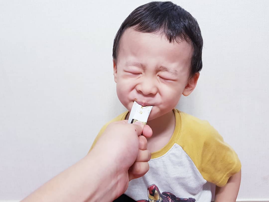 안녕하세현✋ on Instagram: “경옥고 냠냠😏 넘 잘먹는 세혀니는 아재 입맛이 확실하다... 기관지도 많이 약하고 몸에 열도 많아서 여름에는 홍삼보다 경옥고를 추천해줘서 함소아 #동병하치