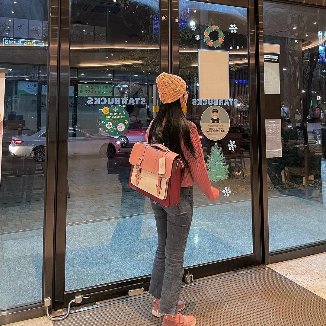 @cr_sun0118 on Instagram: “#협찬 💗 ECOSUSI - Sombre Vintage Briefcase ღ'ᴗ'ღ 진짜 영화에서만 보던 예쁜 학창시절의 로망을 담은 가방 같은 느낌💓 보자마자 반해버린 에코수시 빈티지가방인데, 이