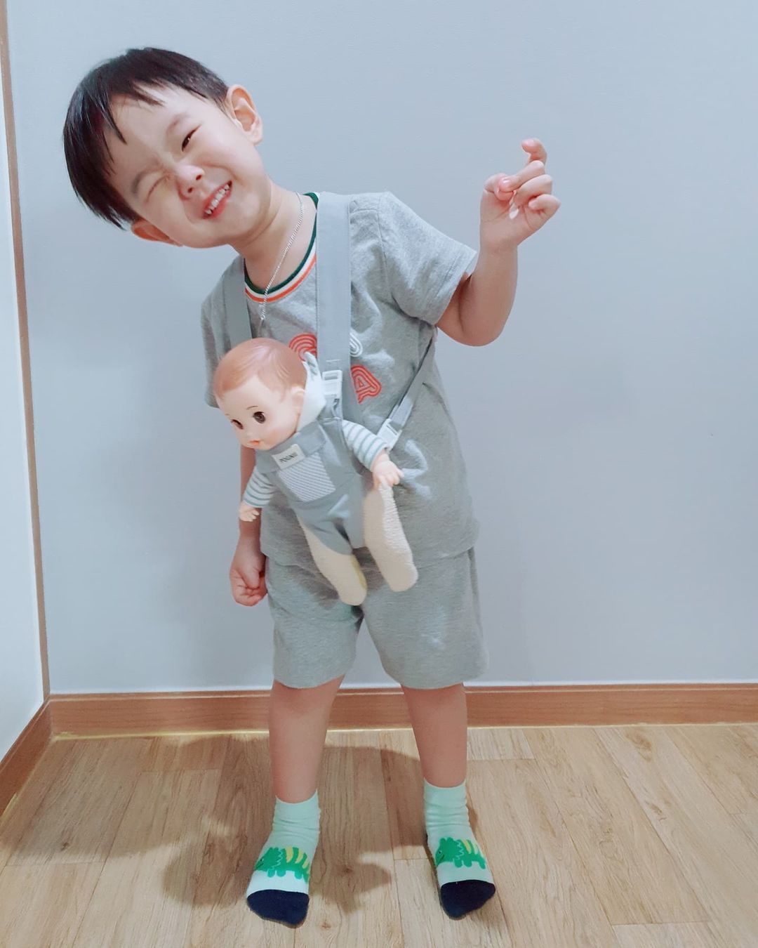 써니ღ on Instagram: “#제품제공 요즘 둘째를 안고댕기니, 울 꼬미찡 콩콩이 인형 들고와서는 내가 쓰는 아기띠에 콩콩이 넣어서 자기도 해달라 하길래 인형아기띠를 열심히 찾아봤더랬지...