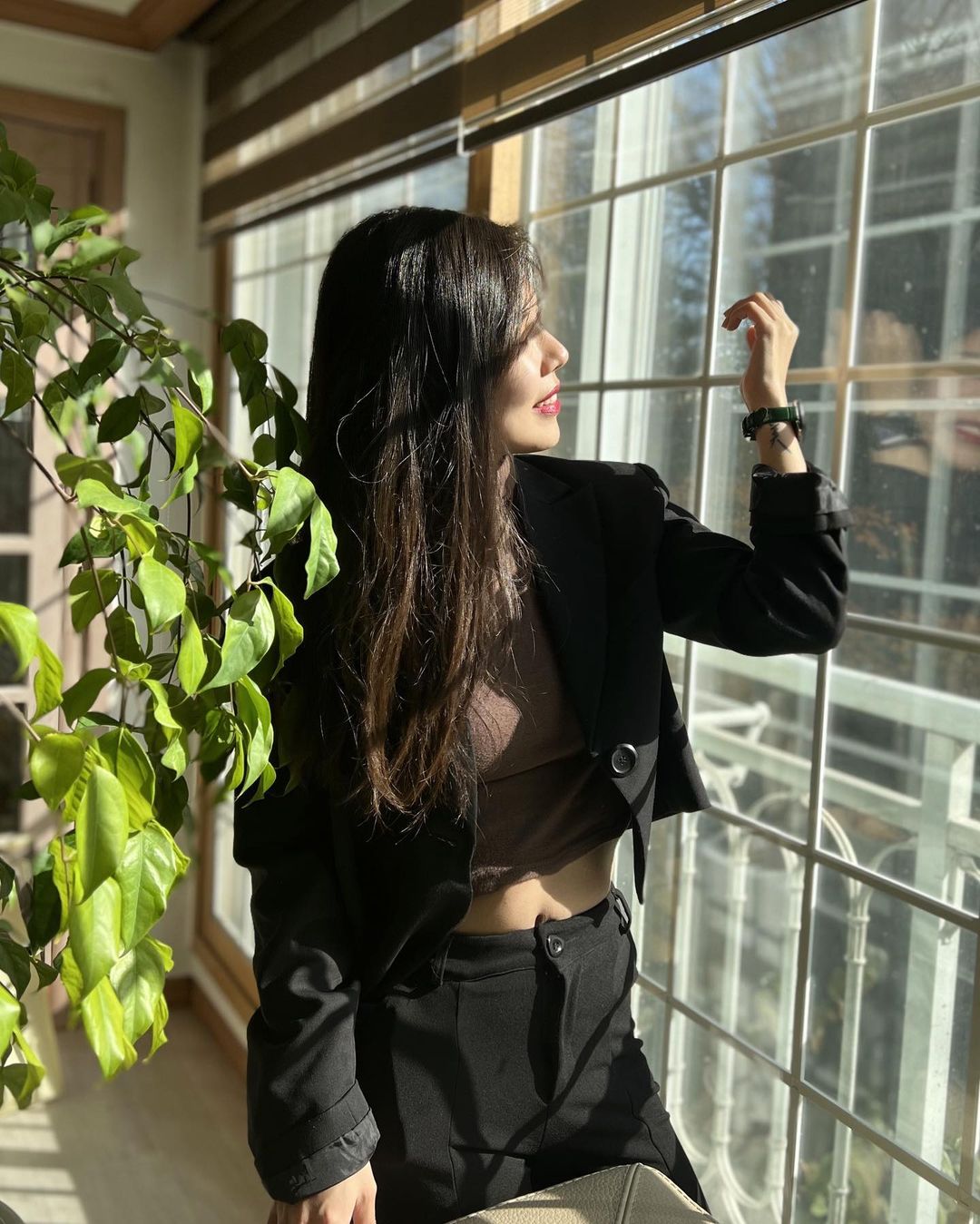 상미 on Instagram: “좋은 저녁 되세요 비오는날엔 적금샷이죠🥰채광맛집에서 고급스런 애플워치 스트랩끼고 왔습니다❣️ 👉 애플워치 악어가죽 스트랩 실물도 너무 예쁘고 고급스러워서