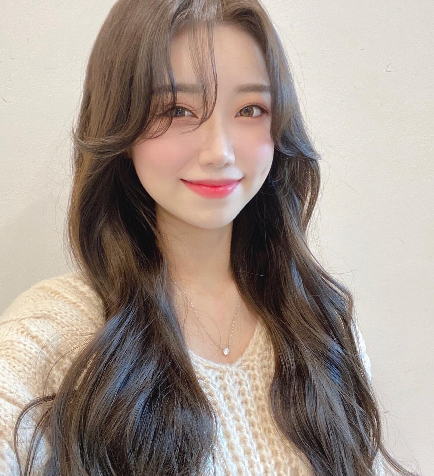 [#홍보#협찬]
퉁퉁 부운 눈으로🥲
겨울맞이❄️ 전체적으로 톤 다운 하고왔어요ᕕ( ᐛ )ᕗ
아무래도 계절 때문에 
따뜻한 컬러가 어울리는 것 같아요'3'
앞머리 펌은 처음 해보는데 
정면에서 봤을 때 충성해 보이는 느낌에
넘나 만족ღ’ᴗ’ღ💗
#그레이스펌