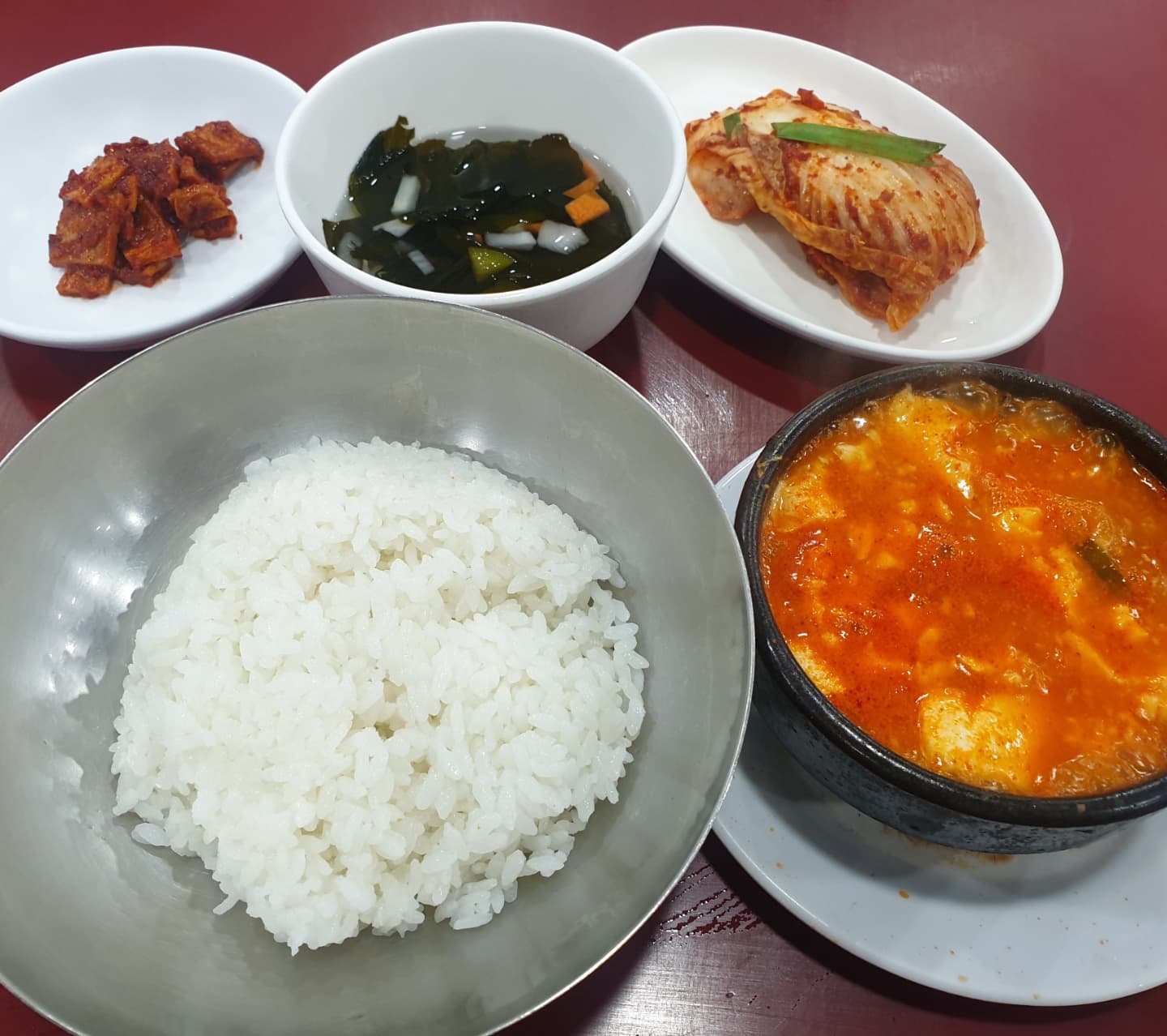 #부산맛집 #돌고래순두부 #내돈내산 

남포동밥집으로 유명한 돌고래순두부 방문후기입니다!!
순두부가 매콤하고, 쌀밥과의 궁합이좋아요

밥한그릇 간단하게 한끼하고 싶을때 추천드리는 밥집입니다😊😊

🍀<위치>
자갈치역 7번출구에서 586m

<영업시간>
매일 07:00~22:00

🍀총점
​
<돌고래순두부 남포점 >
3.7 (재방문의사 O)
​
맛 : 4 ★★★★
- 순두부가 부드럽고 매콤짭잘함.
흰쌀밥에 오이냉국+배추김치+빨간어묵이 반찬으로 나옴
(대체적으로 맛있으나, 간이 센편이고 조미료맛이 느껴져 호불호 갈릴맛)
​
매장:3 ★★★
-  깡통시장 골목 2층에 위치하여있음
(올라가는 통로가 좁고 가파름)
테이블좌석 10개이상
좌석간 거리가 좁음

가격: 3.5 ★★★.☆
- 순두부찌개 6천원
된장찌개 6천원
비싼가격은 아니지만, 
원래 가성비 밥집으로 유명했던 곳이라 
저렴하게 느껴지지 않음)

​
위치: 3★★★
- 자갈치역 7번출구에사 586m
깡통시장 골목 사이에 위치하여있음.

​
서비스: 5★★★★★
- 직원분께서 친절하시고,음식이 빨리나옴.
부족한 반찬들을 미리 체크하시고, 더 주심

#부산맛집 #부산밥집 #부산순두부 #부산된장 #부산돌고래 #부산돌고래순두부 #부산한식 #한식맛집 #부산맛집추천 #중구맛집 #중구밥집 #남포맛집 #남포동맛집 #남포외식 #깡통시장맛집 #깡통시장 #부산핫플 #부산카페 #남포동 #남포동밥집 #남포동데이트#부산여행  #부산핫플레이스 #부산가볼만한곳 #부산가볼만한곳 #맞팔가요 #선팔맞팔 #먹스타그램 #맛스타그램