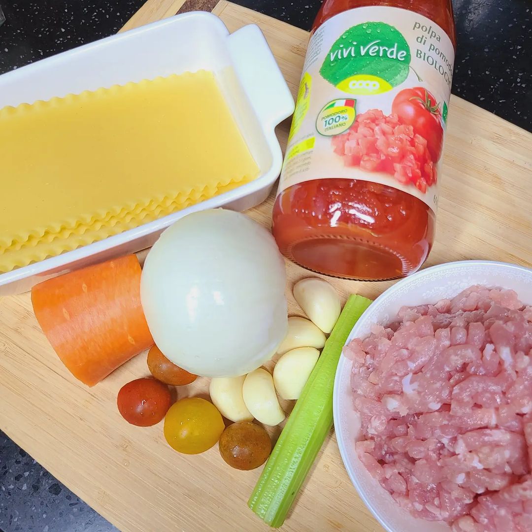 ᴊɪᴇᴜɴ ◡̈’s Instagram profile post: “#광고 뚝딱뚝딱 라자냐🥕🧅🧄🍅🍝 . 홀토마토 캔으로만 하다가 유기농 토마토퓨레알게되서 뚝딱뚝딱. 세상 새콤달콤 맛있당😊😊 . 시판소스는