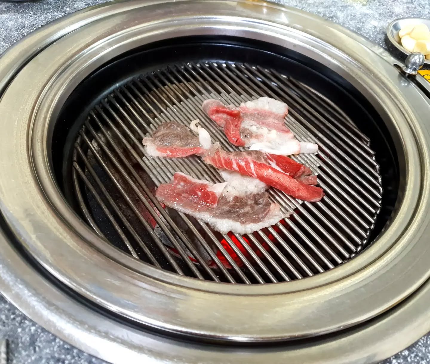 #봉산집

오랜만에 차돌박이♡ 

차돌은 느끼하지만 언제나 먹어도 맛있당^^ 

간장파 양념에 마늘 고추장 찍어서 차돌을 싸 먹으면 찐 꿀맛^^ 

고기 먹고 느끼할때 된장찌개에 밥을..ㅎㅎ

#용산맛집#신용산맛집#삼각지맛집#삼각지역맛집#차돌박이맛집#차돌구이#된장찌개#차돌박이#미식가#먹방#내돈내산#맛스타그램#먹스타그램#먹팔환영#좋아요환영#먹스타맞팔#인친환영#인친해요#선팔맞팔#맛집투어#맛집라운딩