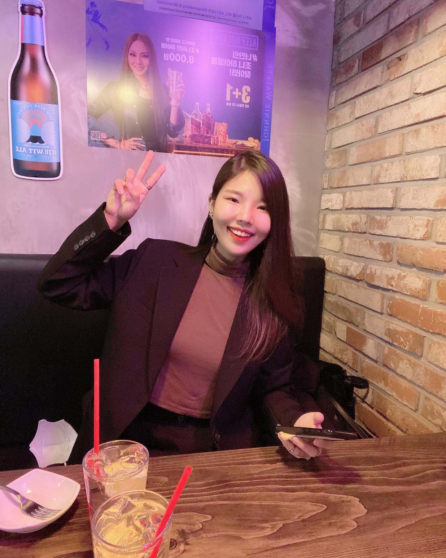 #협찬 #음식제공 
오랜만에 여신님 영접해서 즐거웠던 날🥰🙋‍♀️ 여기 포차 분위기 짱 핫해요🎉 어디서 찍든 포토존 인정👏👏
게다가 다들 열심히 사진 찍어줘서 고마웠지모에요🙈

👉제가 먹은 메뉴
-갈릭샤워치킨
-모듬소세지
-하이볼
하이볼이랑 잘어울리는 모듬소세지💙그리고 갈릭샤워치킨은 진짜 소스에 콕 찍어먹으면 바삭하면서도 달달한 소스가 퍼져요 남녀노소 즐기는 갈릭치킨 너무 잘먹었습니다
게다가 직원분 너무 친절하세요❤️
지하1층에 유치해 있어서 한칸만 내려가면 바로 보입니다😍
넓은 공간의 안주 갓성비 쥬크비어 추천드립니다🙌
.
.
jukebeer