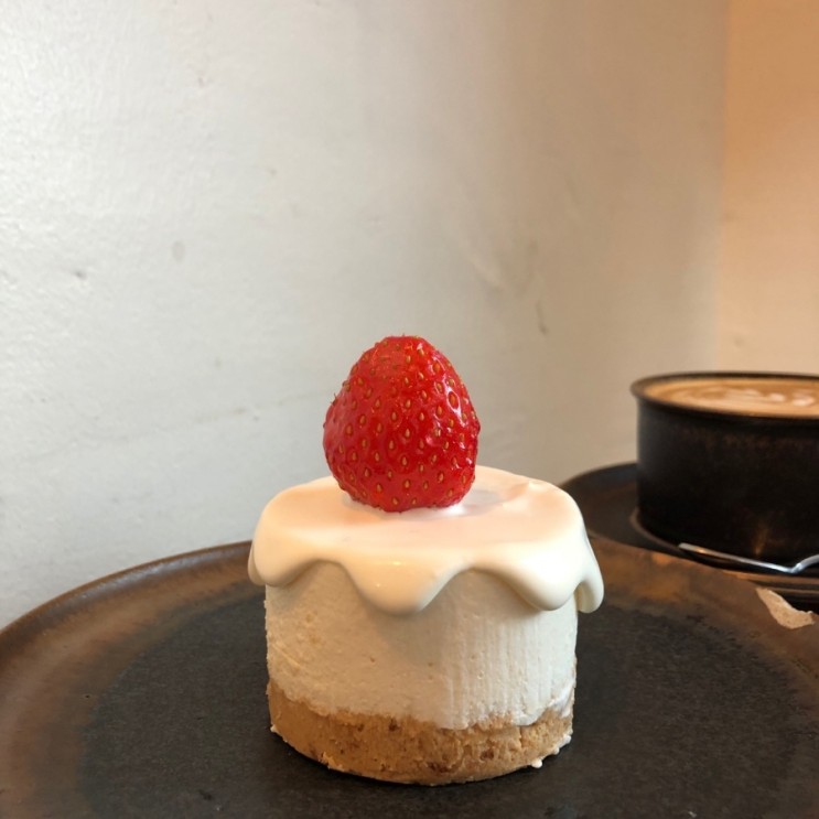 <서울 서촌카페>_  케이크와 커피가 맛있는 디저트 카페  ' 얼스어스 서촌점 '