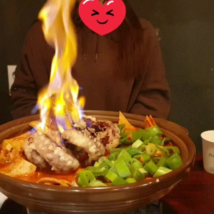 #부산맛집 #카피쿡통문어떡볶이 #협찬

통문어떡볶이라고 들어보셨나요??
이름그대로 통문어를 튀겨서 떡볶이위에 올려주세용 🐙 
문어가 통통하니 쫄깃하고, 떡볶이 양념이랑도 너무 잘어울렸어요 😊💛

(문어떡볶이릉 시키면 미니 불쇼도 관람가능해용 >< 🔥 )
부산 이색 맛집, 술집으로 추천드립니다👍

🍀<위치>
1중앙역 7번 출구에서96m

<영업시간>
17:00~01:00
(매주일요일 휴무)

🍀총점
​
<카피쿡 남포점 >
4.2 (재방문의사 O)
​
맛 : 4 ★★★★
- 통문어가 통통하고 쫄깃함.
질기지않고 부드럽게 씹힘.
떡볶이 소스와 문어가 잘어울림.
떡볶이 소스는 맵지않고 떡과 오뎅 양배추, 파등 재료가 듬뿍 들어있음.
​
매장:4 ★★★★
-  4인석테이블 10개이상
8인이 앉을수 있는 룸좌석도 있었음.
좌석간 거리가 넉넉한편
​
가격: 4 ★★★★
- 통문어떡볶이 23000원
세이로무시 16000원
떡볶이+문어의 크기가 작지않고, 
3인이서 먹어도 될만큼
양이많음 , 가성비 좋았음

​
위치: 5★★★★★
- 중앙역 7번출구 96m
부산우체국 주차장 맞은편

​
서비스: 4★★★★
- 사장님과 직원분께서 친절하시고, 음식도 정갈하고 빨리 나옴

#부산맛집 #부산맛집추천 #부산술집 #부산술집추천 #부산술집맛집 #부산광복동맛집 #중앙동맛집 #부산중구맛집 #카피쿡통문어떡볶이 #카피쿡 #중앙동맛집 #중앙동밥집 #남포동맛집 #남포맛집 #중앙동술집 #남포동술집 #남포동 #남포술집추천 #남포술집 #부산핫플 #부산가볼만한곳 #부산밥집 #부산떡볶이맛집 #부산떡볶이투어 #맞팔가요 #선팔맞팔 #먹스타그램 #맛스타그램 #좋반 #맞팔환영