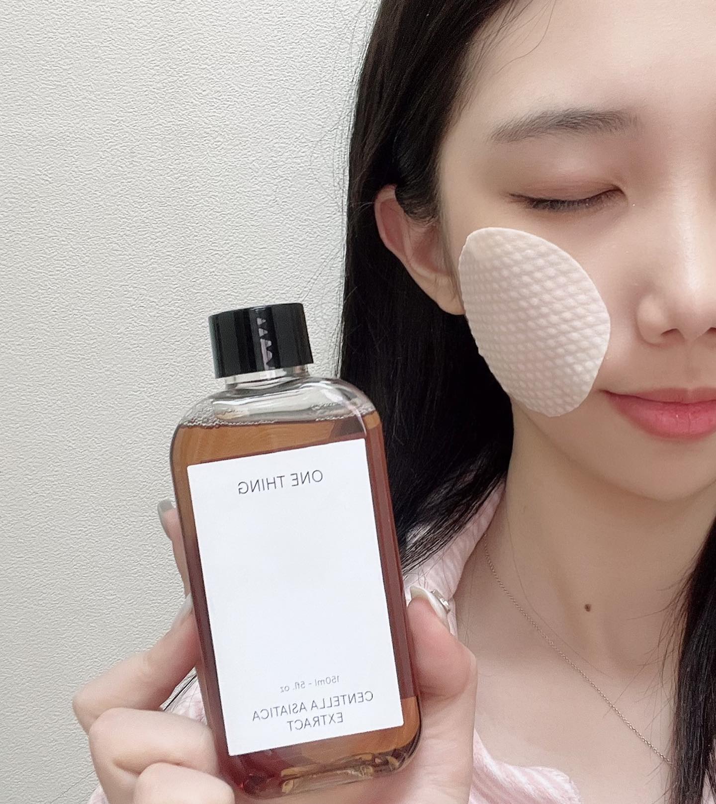 비건 추출물, 토너패드 찾는다면
원씽 병풀추출물 완전 추천💕

제가 수부지라 좁쌀이 엄청 자주 생기는 피부인데..요 제품은 순식간에 싹! 없애주는 추출물이었어요!ㅎㅎ

그리고 병풀추출물 95%와 나머지 5%는 천연 보습방부제 성분이라 믿고 사용할 수 있어요🥰

게다가 전성분 대부분이 천연 성분이라 그런지..피부 위에 올리면 은은한 냄새가 나용ㅎㅎ

원물 화장품중에 가장 맘에 들었던
#원씽추출물 추천합니당💕