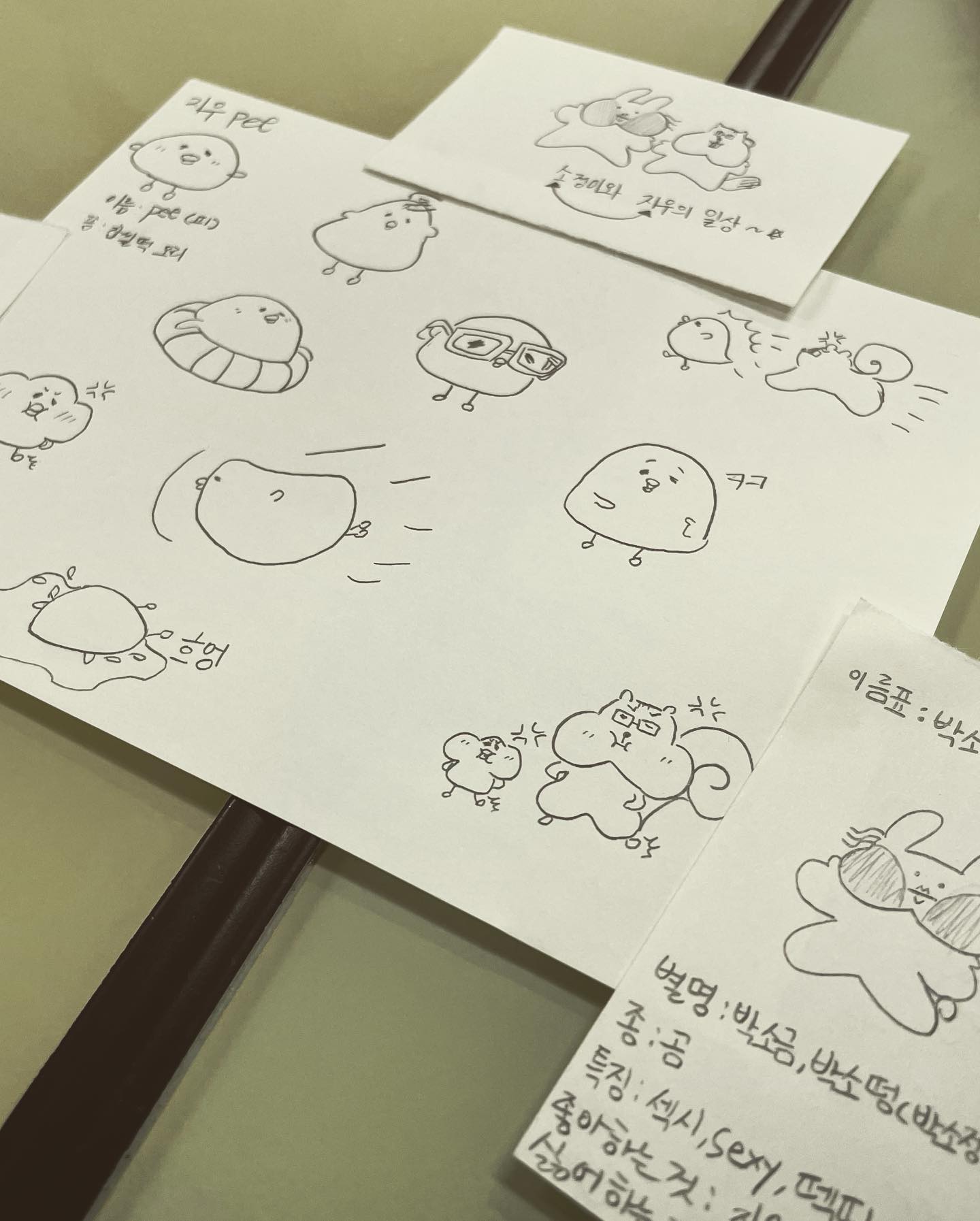 학교에서 친구랑 서로 캐릭터 만들깈ㅋㅋㅋㅋㅋㅋㅋㅋ
.
.
.
.
.
.
.
.
.
.
.
.
#그림 #그림스타그램 #낙서 #낙서스타그램 #종이 #캐릭터 #병아리 #펫 #친구 #학교 #여고 #잼난다그램😆 #재미있다