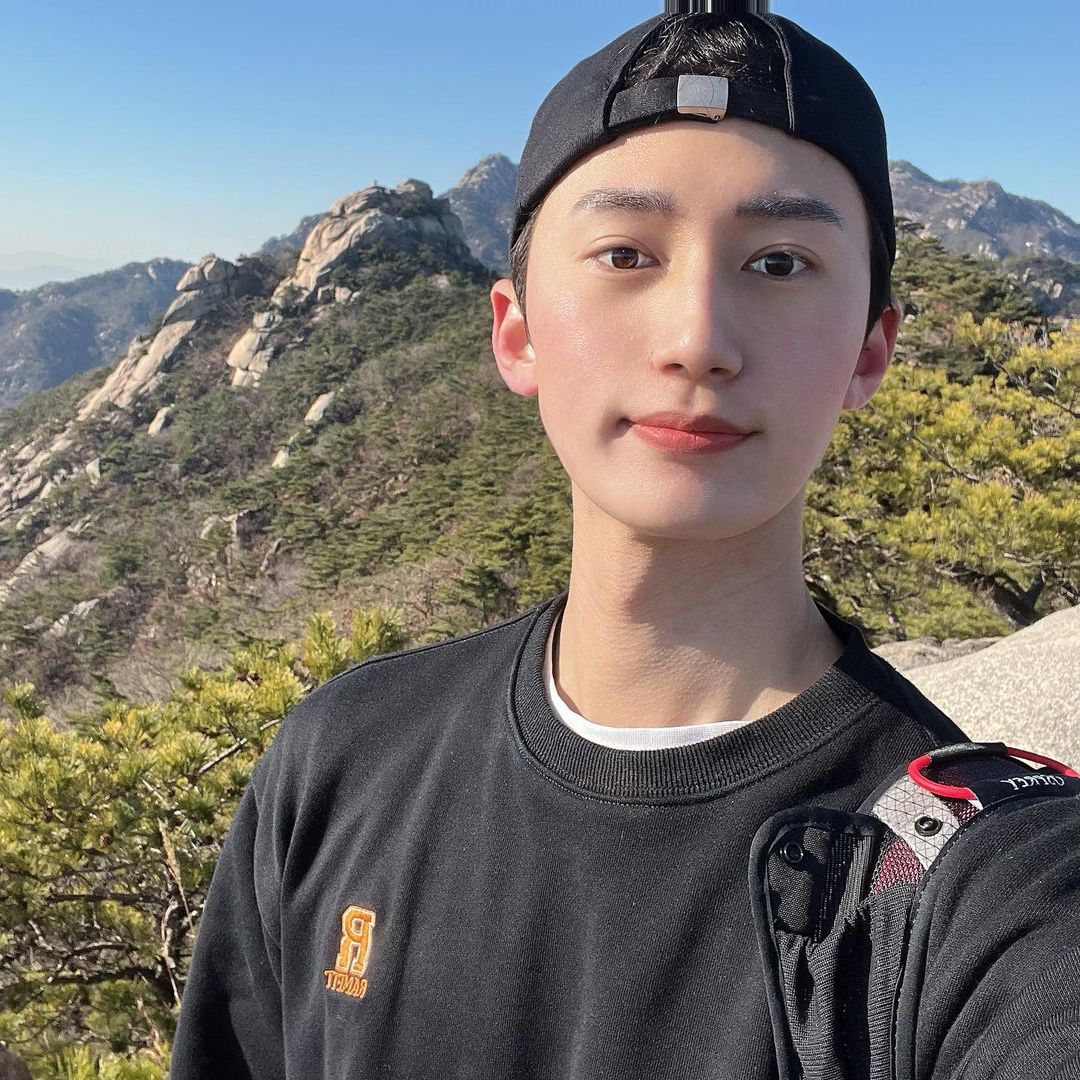 @workout._.dongsu on Instagram: “🪨 #협찬 오늘의 등산룩은 @thecoldestmoment 🧢 @ramfit.official 맨투맨🐿 오늘의 산은 북한산 큼지막한 바위가 지천에 깔린 암산이었다🪨 조금 위험하긴 했지만 북한