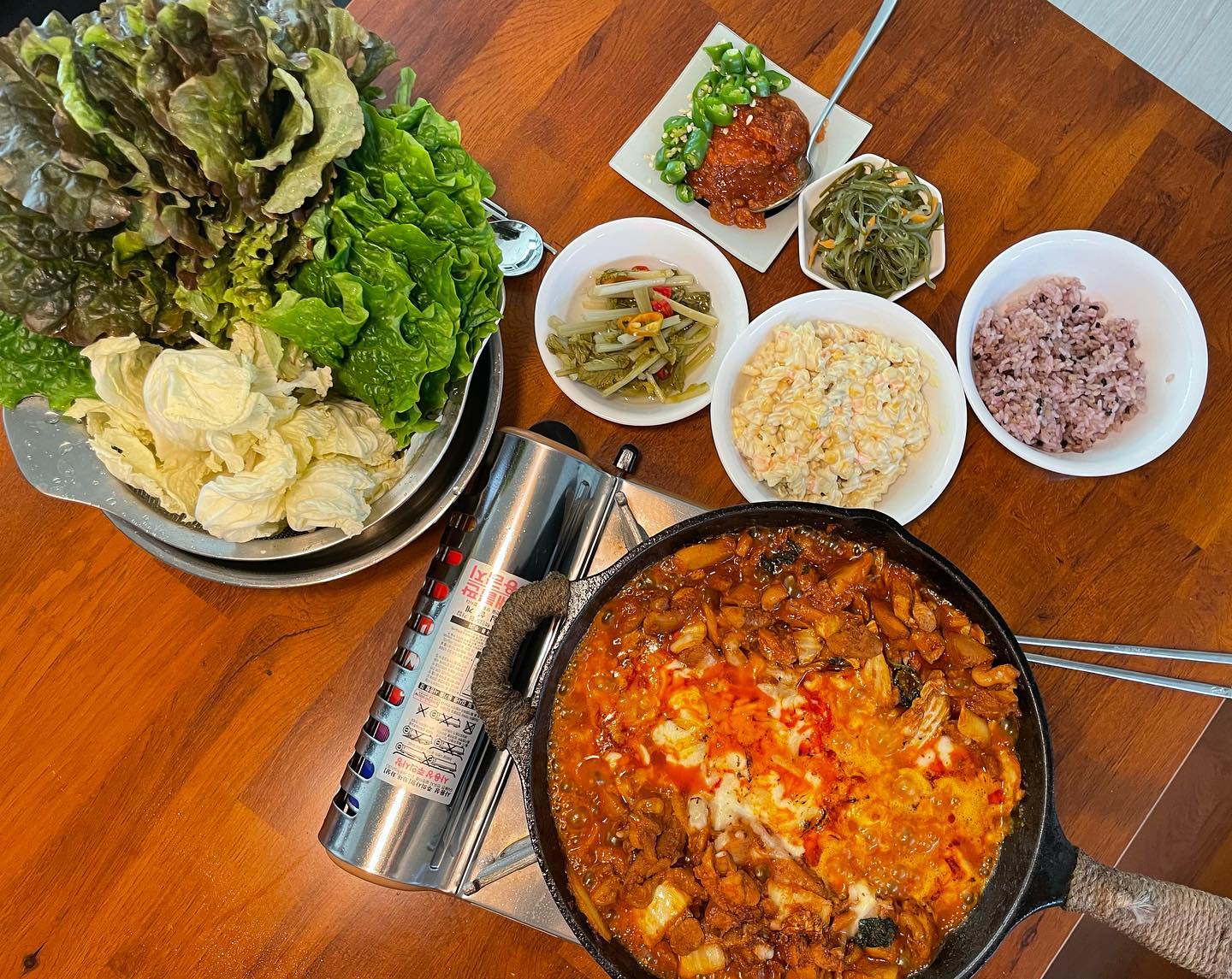 .
식탁위에 있던 버너에 그대로 닭갈비 올려주기😊
지지고 볶고 3일의 시간
아이가 감기걸려서 강제 집콕인데 나가고싶어요 밖에🥺
.
요건 3일차 점심
저녁은 남편이 치킨 시켜주네요
쥐꼬리만한 용돈으로 밥하지말라고 배달음식 시키면 그렇게 예뻐요❤️
.
#집콕생활
#닭갈비
#고니네집밥