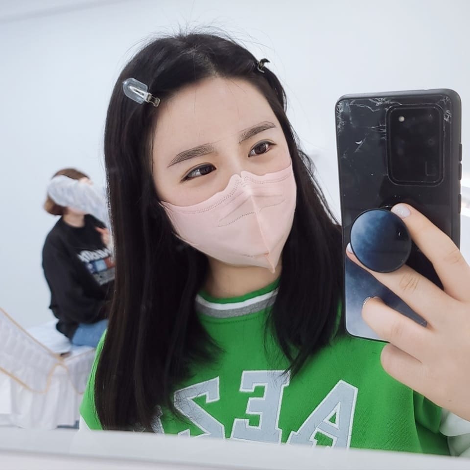 미농이랑 #자연눈썹 데이투 🖐🏻

둘다 갑자기 눈썹 하고싶어져서 바로예약!
이제 앞머리를 올리고 다녀야하나 🙊

다들 예쁘게 잘됐다고 칭찬해줘서 기분 업!
아플까봐 걱정했는데, 1도 안아프고
원장님 손이 빨라서 하는동안 코골고 잠 😳

샵도 너무 예뻐서 온통 포토존이라
셀카만 30장은 찍고온듯! 

이제 3일차인데도 벌써 왕 자연스러워서
요즘 쌩얼파티중 🙏🏻 

 #수원반영구 #수원눈썹문신 #수원눈썹문신후기 #인계동눈썹문신 #영통눈썹문신 #동탄눈썹문신 #광교눈썹문신 #이브뷰티 #Revbeauty