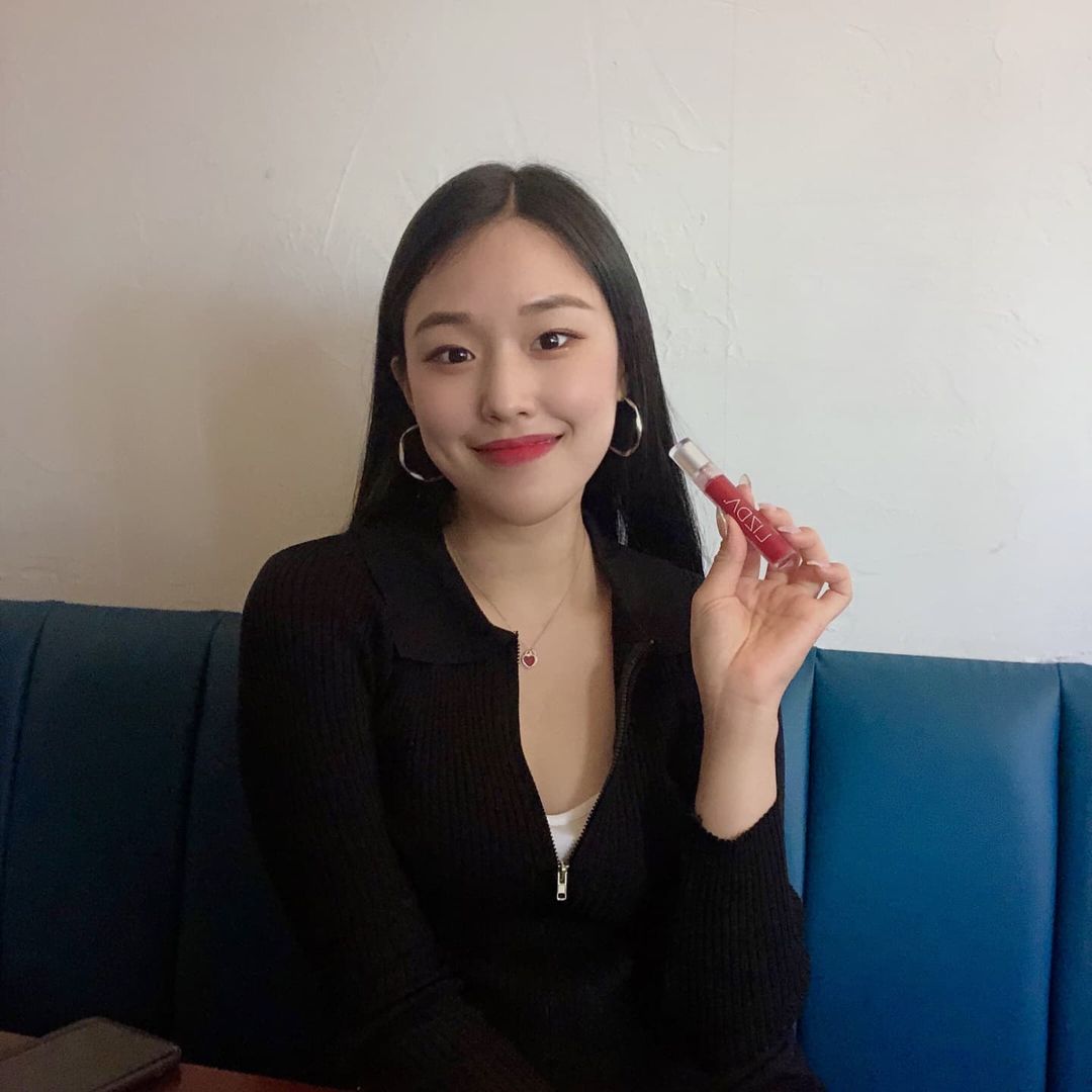 이주은 on Instagram: “#협찬 #리즈다 #lizda @lizda_official ⠀ 필름 프리 제형이라 가벼운 밀착력과 보송한 마무리감을 자랑하는 것이 특징, 보습 케어 성분이 함유되어 있어 벨벳 틴트임