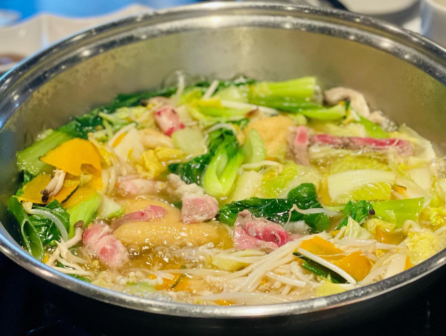 🥘샤브샤브

 🧭소담촌 아차산역점
💰월남쌈 샤브-14900₩
⭐️⭐️⭐️⭐️

 💕추운 날씨에 따듯한 국물이
생각나서 공방 근처 샤브샤브 냠!
 같이간 친구의 꿀팁으로 샤브샤브를 라이스페이퍼에 싸먹는 신기술까지 접하고 왔답니다🥰

👍
-추운 겨울에 딱 좋은 따끈하고
진한 국물과 각종 채소,고기!
-무제한 월남쌈 코너와 샐러드, 수제비,칼국수,만두 등 샤브샤브 재료
-깔끔하게 테이블이 놓여있는 죽 재료들과 소스들

👎
-샤브샤브 외의 다른 사이드메뉴 등이 딱히 없다!