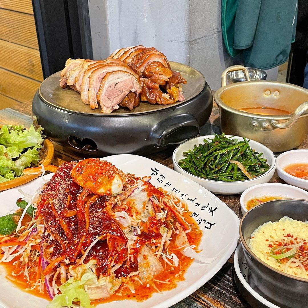 주얼리 디자이너의 먹부림😋🍴 on Instagram: “한상 가득 차려진 족발🍖 쌀쌀한 날씨에 오뎅탕을 주셔서 반가웠고 부들ᄇ