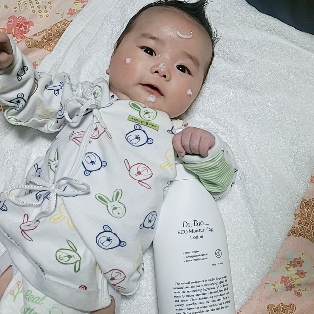  “/ #닥터바이오 #광고 #솔직후기 재윤이가 원래 태열도 많이 올라오기도했고 생후 한달 지나고 나서부터는 건조한지 얼굴이랑 두피쪽에 각질이 많이 일어나서 로션을 바꾸려는참에 알게된 #닥터바이오에코모이스처로션 프로바이오틱스 성분이 함유되어 있어서…”