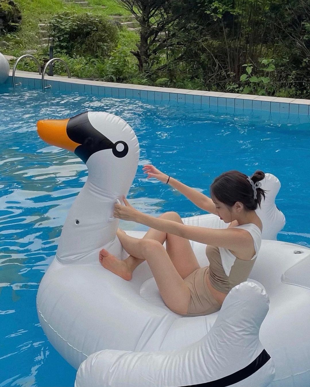  “8월 마지막 여름휴가 프라이빗 한 숲속 풀 수영장에서 힐링🌿⛱☀️🍃👻 우리만 쓸 수 있는 독채 펜션이라 신경 쓸 것도 없고 너무 좋았잖아~ 쵝오 ⁽̨̡ ¨̮ ⁾̧̢.•♥”