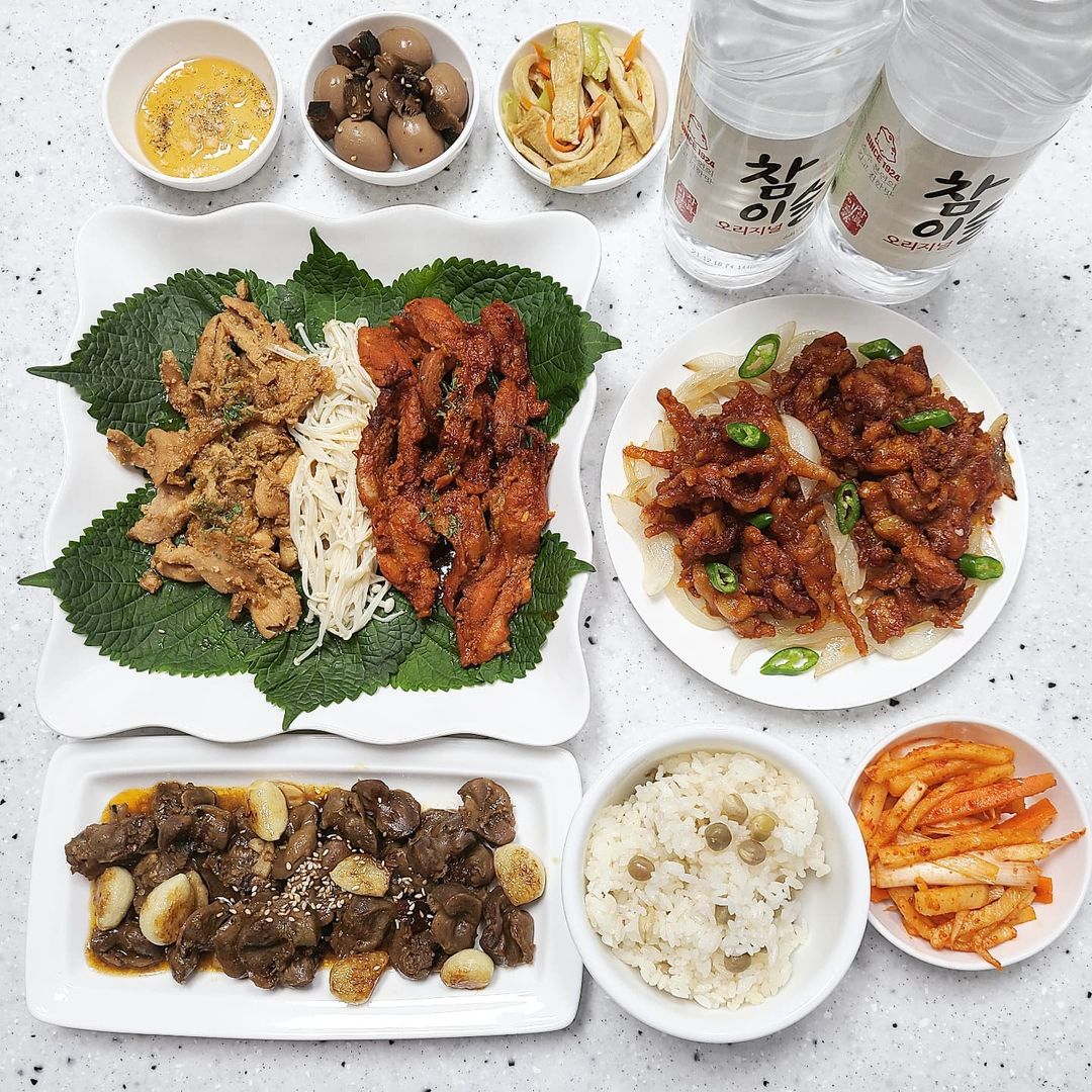  “불금에는 홈포차 대차게 오픈 ! 무뼈닭발, 닭오돌뼈, 닭똥집, 닭목살구이, 닭불고기 이렇게 닭요리 총 집합시켰어요 ♡♡ 포차갬성 그대로 살려낸 한잔애 직화 냉동 안주 5종으로 차렸는데요 조리법이 전자렌지에 2분 30초면 끝이라 이보다…”