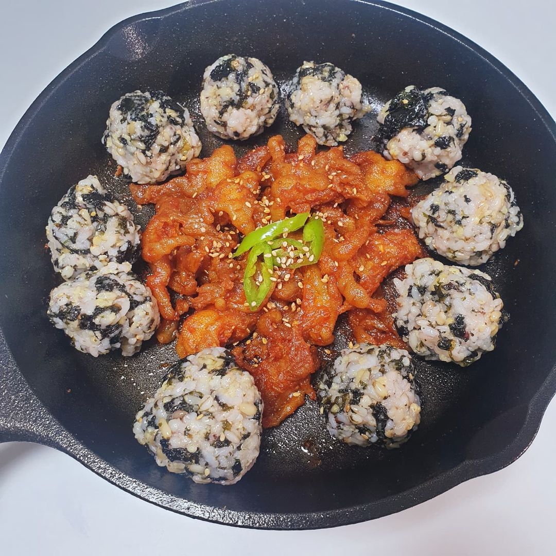  “#협찬 이지만 솔직후기😍 새해부터 운수 좋게 간단하게 #혼술 하기 좋은 #냉동안주 5종 리뷰에 당첨되었다😭 #한잔애 직화냉동안주 5종을 잠시 소개하자면 - 직화 무뼈닭발 (불맛 가득 매콤한 소스의 무뼈닭발! 소주안주로 최고) - 마늘 근위볶음…”