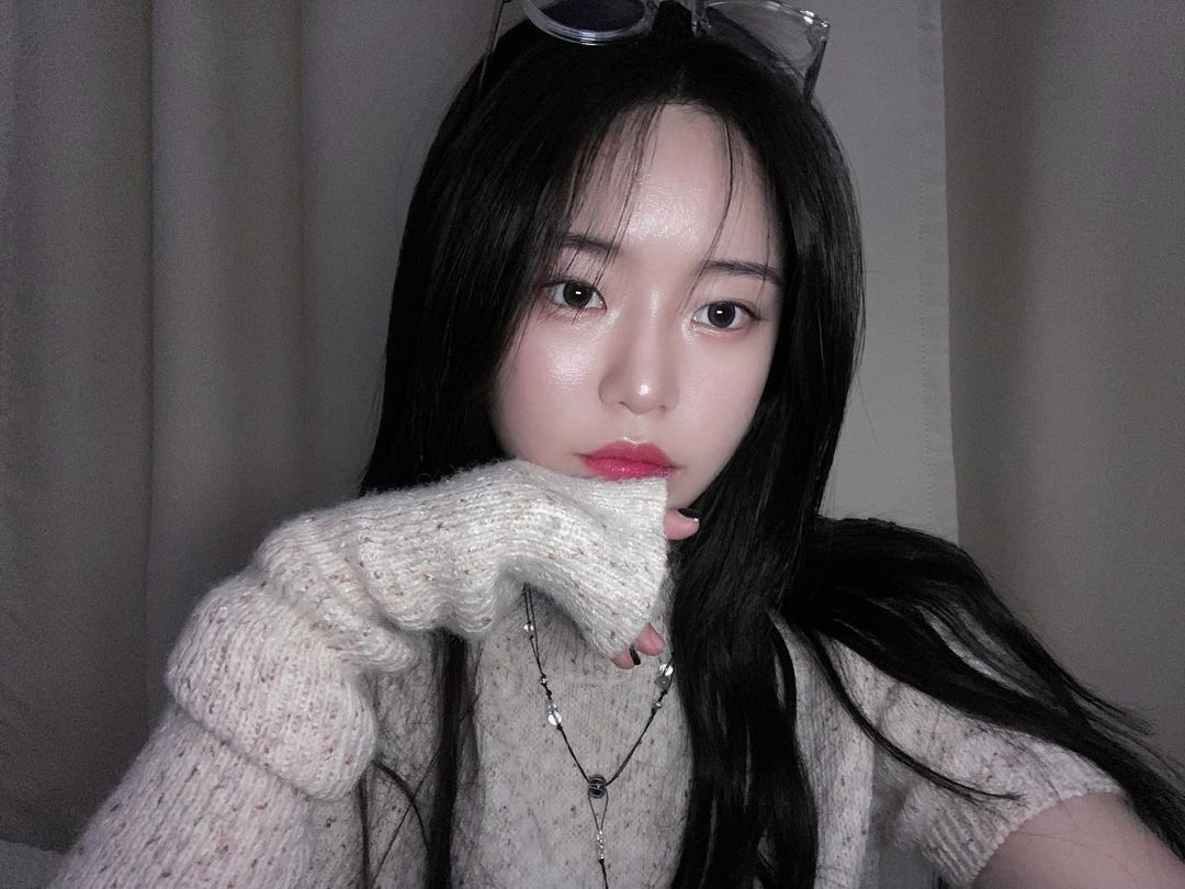  “내 안경 예쁘지🤍 [S7ILUVU]에스세븐일루부 k9003 크리스탈 요게 솔로지옥 김현중님 데일리 안경으로 유명하길래 나도 착용해봤지롱✨ 고밀도 아세테이트 소재를 사용해서 영롱하고 튼튼한데다가 블루라이트 차단 기능까지 있어서 스마트폰 할 때 너무…”