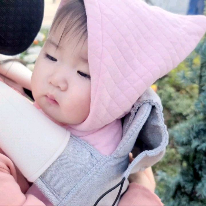 아기띠는 다 무겁고 장시간 착용하게 되면 허리에 무리를 주어 불편함을 남길줄 알았는대 디망디 일리아기띠를 사용하고 나선 그러한 선입견을 잊게 만들어 주었네요 매우 가벼운 무게감과 더불어서 아기의 체감체중을 줄여주는 디망디만의 놀라운 기술력이 더욱 편안한 이동성을 보장해주었고 자유자재로 움직일 수 있는 손으로 육아생활과 함께 다양한 일상적인 활동도 같이 할 수 있게 만들어주니 너무나 마음에드네요 >_<

#아기띠 #아기띠추천 #신생아아기띠 #출산준비물 #꿀잠아기띠 #디망디 #일리아기띠 #디망디아기띠 #9개월8.5kg아기