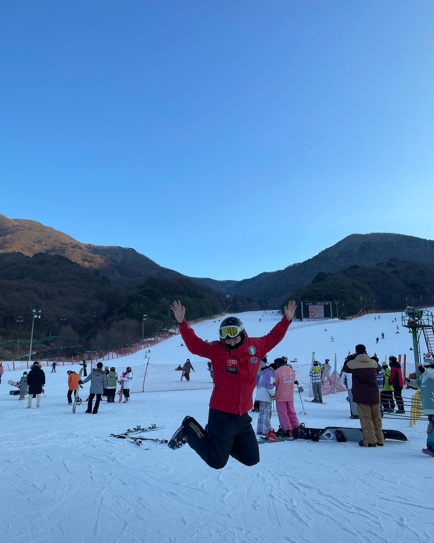 저한테 스키 배우면 점프 알려드려요🔥
.
.
.
.
.
.
.
.
.

#무주스키장 #무주스키장 #스키장 #무주덕유산리조트 #무주렌탈샵 #무주렌탈샵추천  #강심장스키 #스키복 #스키장패션 #카파 #아토믹