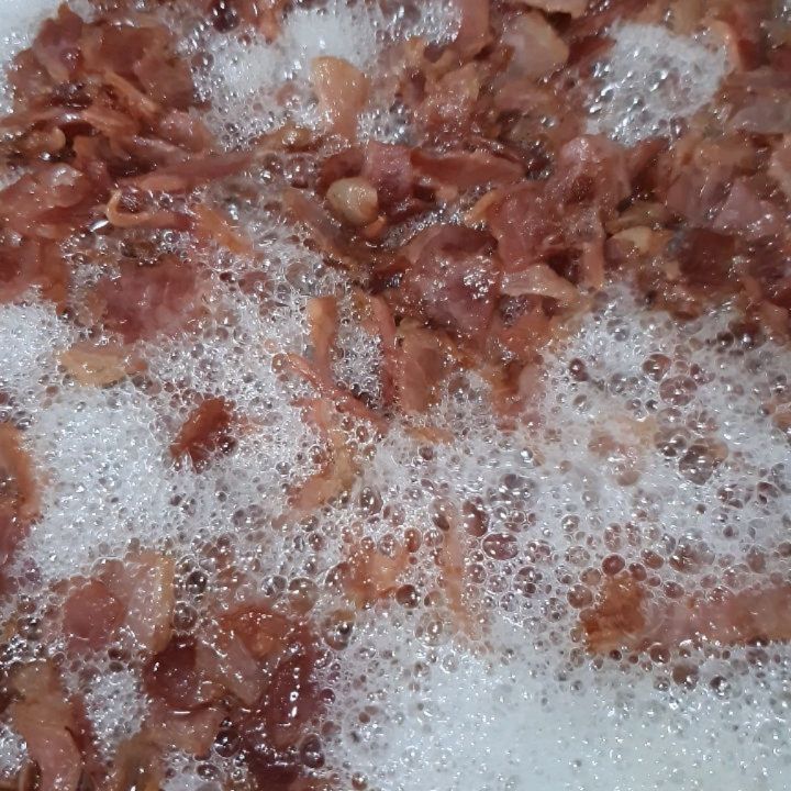 베이컨잼(Bacon jam)

잼은 본래 과일에 다량의 설탕을 넣고 조린 음식입니다. 과일을 모든 계절에 구하기 어려웠던 옛 유럽에서 겨울에도 과일을 먹기위한 방법이었습니다. 비슷한 종류로는 마멀레이드, 처트니 등이 있습니다.

베이컨잼은 비교적 최근에 개발된 음식입니다. 2013년 미국의 마이클 오라츄스키는 본인이 운영하던 식당의 메뉴 중에 하나였던 베이컨 잼을 킥스타터에 올려 판매하기 시작합니다. 두번의 킥스타터 펀딩을 통해 그는 1만 달러가 넘는 금액을 모았고, 회사를 차릴 수 있었습니다. 2016년 구글이 베이컨잼을 그 해의 트렌딩 키워드로 선정하기까지 단지 3년이라는 시간이 걸린 것을 보면, 미국인들의 베이컨 사랑이 얼마나 극진한지 간접적으로 알 수 있습니다. 

기존 과일잼의 구성 요소로는 펙틴, 산, 당이 필요합니다. 과일의 섬유질, 신맛 그리고 설탕이 그것입니다. 베이컨잼에서는 섬유질을 육류의 단백질로 대체하고 부족한 부분은 양파의 섬유질로 보충하였습니다. 신맛은 쉐리 비니거와 같은 식초류로 대신하였습니다. 잼의 정체성을 잃지 않기 위해 흑설탕이 들어가는 것 또한 빼놓지 않았습니다.

그렇게 만들어진 베이컨잼은 사람이 느낄 수 있는 가장 확실하고 자극적인 맛을 선사합니다. 베이컨 지방의 짭짤 고소함을 베이스로, 비니거의 신맛, 설탕의 단맛,  케이엔의 매운맛, 허브의 시원함까지 어우러진 맛을 베이컨잼이라는 신문물에서 느낄 수 있습니다.

미국 현지에서는 베이컨잼을 토스트한 빵 위에 올려먹습니다. 버터를 더하기도, 치즈를 더하기도 하지만 그들이 생각하는 스프레드의 개념에서 벗어나지 않습니다. 저도 베이컨 잼을 만들자마자 식빵 한덩이를 비워낸걸 보면 맛있다라는 기준은 어느정도 인류 공통인 것도 같습니다.

레시피는 allrecipes, delish를 참고하고 케이엔 페퍼 대신 고추장 사용하여 매운맛을 주었습니다. 분량에 따라 다르지만 베이컨 1kg 기준으로 90분정도 소요되었습니다. 보관이 용이하니 한번에 많이 만들어 두시길 추천드립니다. 레시피는 댓글에 남겨둘테니 참고 바랍니다.

#베이컨잼