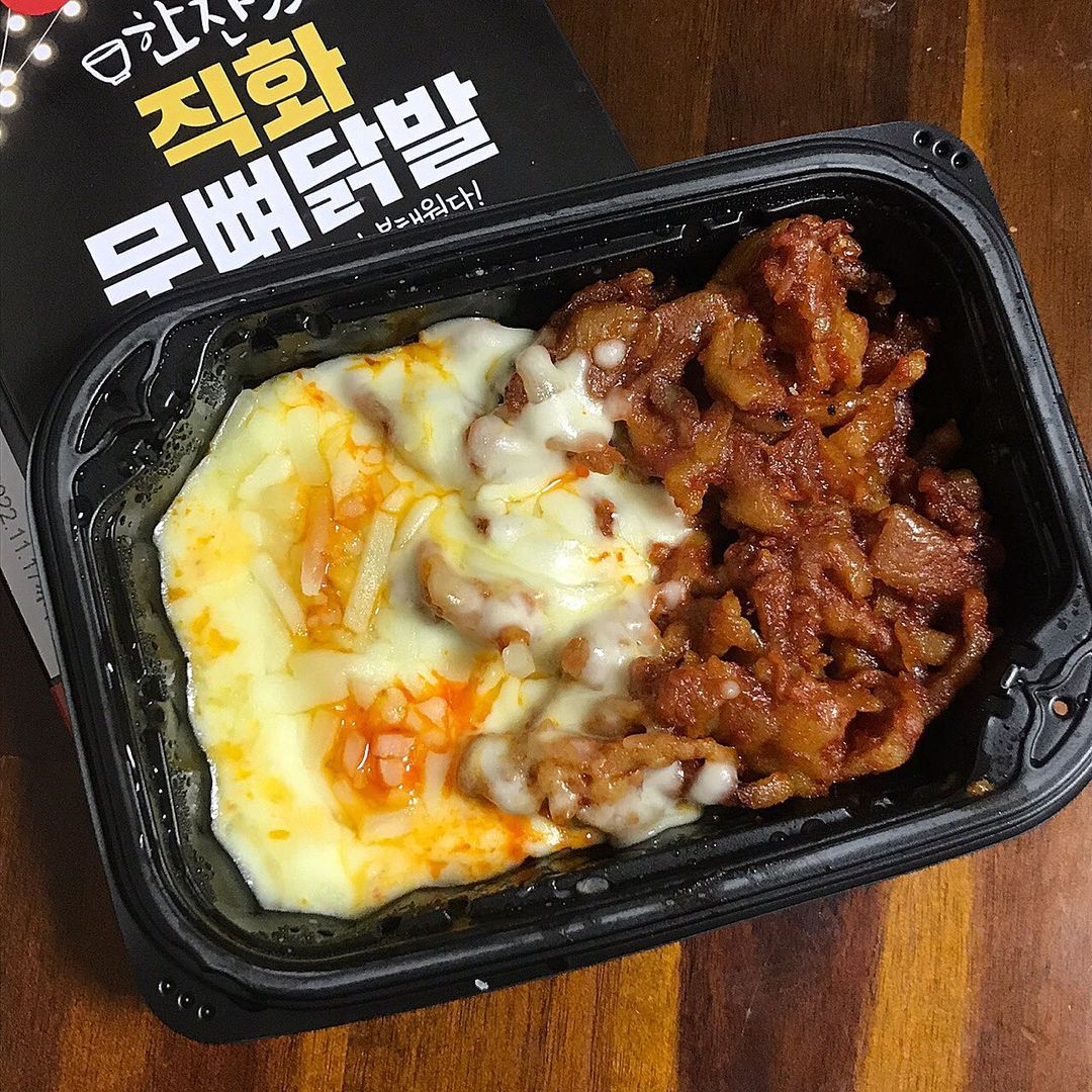 요미의 먹스타❣️ on Instagram: “#협찬 안녕하세용 오늘 저녁엔 #한잔애 의 직화안주 5종들과 함께 홈술타임을 가져봤어욥! -직화 무뼈닭발은 매콤해보이는 색깔처럼 정말 매