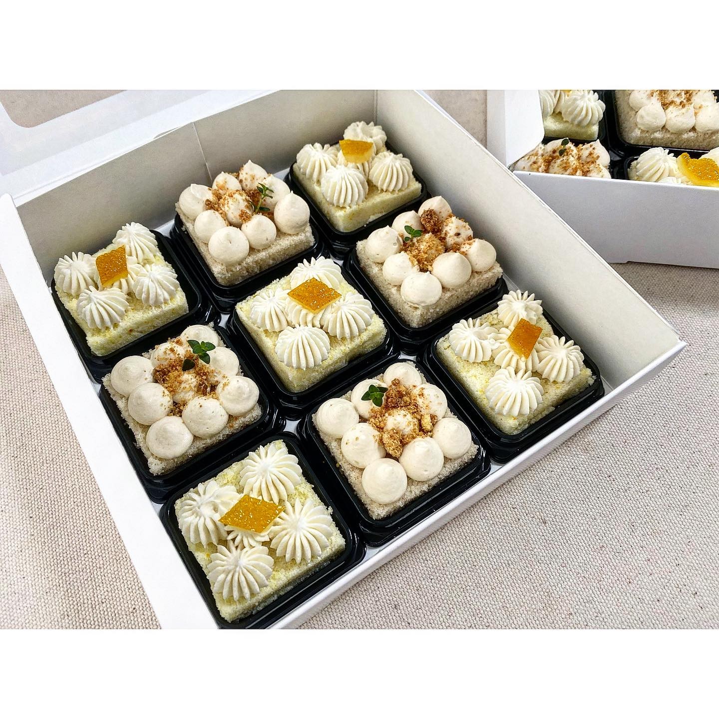 #꽁스타그램
.
.
빵순인데 빵 많이먹으면 속쓰려서
쌀디저트 굉장히 좋아하는편
보자마자 너무 예쁘다 예쁘다 연발하고
사장님 역대급 친절해서 기분 진짜 엄청나게 좋았는데
두개중에 한개 엄마 가져다 줄려고 후다다닥 챙겨서 택시탔는데 접촉사고 남!
아직까지 택시기사 연락 안와서
심술이 스멀스멀 올라오네 ,,
그 와중에 이건 왜케 맛있냐...
맛있어서 먹었는데 머리는 아프고
승질은 나는 와중에도 맛있다 ㅡㅡ

떡 안좋아하는 오빠도 세개나 먹었으면 진짜 맛있는건데..

진짜 쌀디저트 완전 사랑이다..
아까 이후로 일정 다 취소하고
아무것도 못하는 와중에
오랜만에 인충 등장:)

이건 한박스에 27.000원!

#알콩떡콩 #노원쌀디저트 #쌀디저트 #퓨전케이크 #퓨전쌀디저트 #노원디저트 #노원떡집 #노원답례품