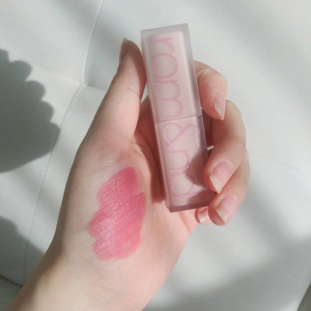 수하 on Instagram: “이번에는 제가 너무도 사랑하는 롬앤 제품! #화장품리뷰 롬앤 제로 매트 립스틱, 핑크샌드 컬러로 가져와봤어요♥ 🍭우선 발림성! 롬앤 제로 매트립 스틱은 매트 립스틱