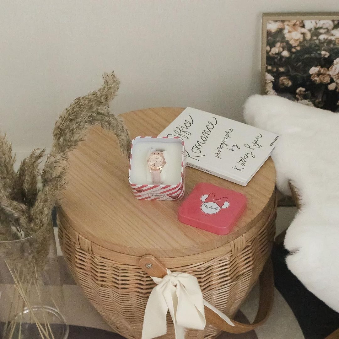 데일리리본 on Instagram: “#협찬 올해 초등학교 입학하니까 시간개념을 가르쳐주려고 딸한테👧🏻 이쁜 디즈니시계로 선물했어요 핑크공주라 역시 컬러는 핑크색으로💓 촌