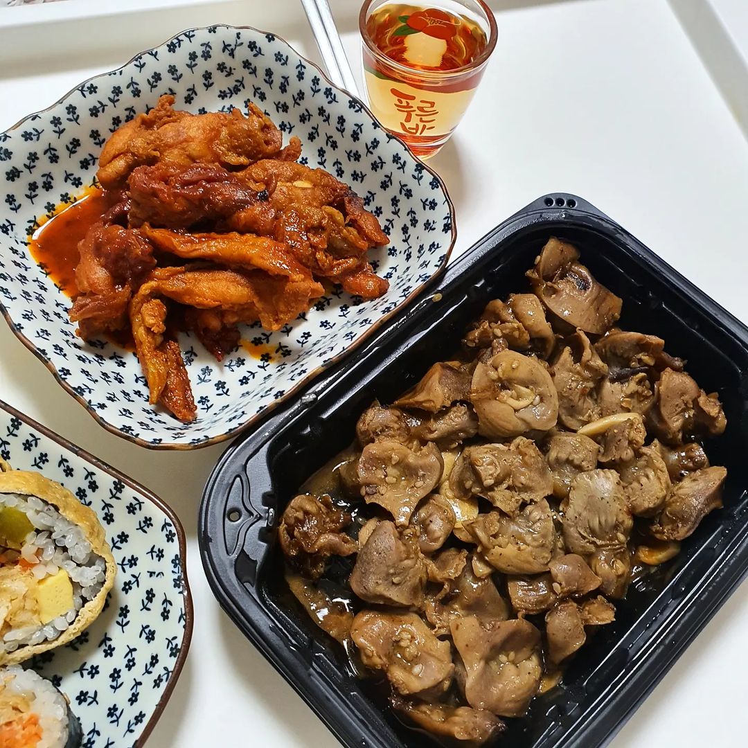쪼으뇽 💕 (@eyvstory) posted on Instagram: “#야식 생각날때면 찾게 되는 불향 솔솔 #한잔애 🙊 찜팩 포장이라 전자레인지만으로도 촉촉하고 쉽게 조리가 가능해요. 저는 복잡한 거 딱 질색이인