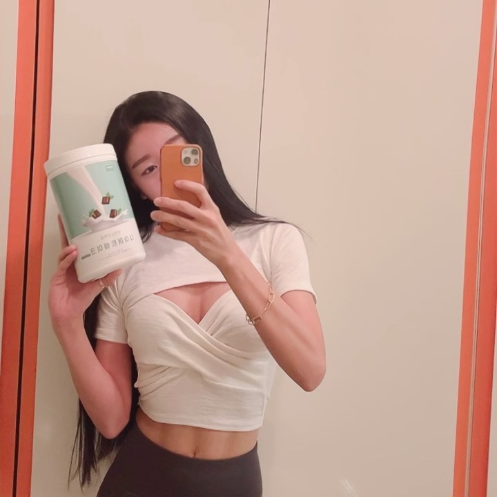 ᴅ ᴀ ɪ ɴ on Instagram: “#민초단 모여라😛 민트초코프라푸치노는 칼로리가 부담스러우니까 단백질쉐이크로 마셔봤는데 엄청 찐-하고 우유비릿맛?ㅠㅠ 안나서 오히려 더 좋아요🎶 요즘 저