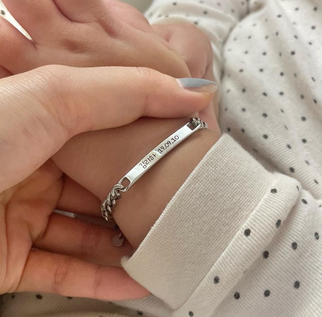 세영 on Instagram: “#협찬 안쪽 면에 내 핸드폰 번호를 각인한 미아방지팔찌 리하도 마음에 드는지 자꾸 보여주며 자랑하기 바쁘다 (잘 때 찍으려다 깨버려서 팅팅 부은 내 모델..🤣) ᴛʜᴀɴ