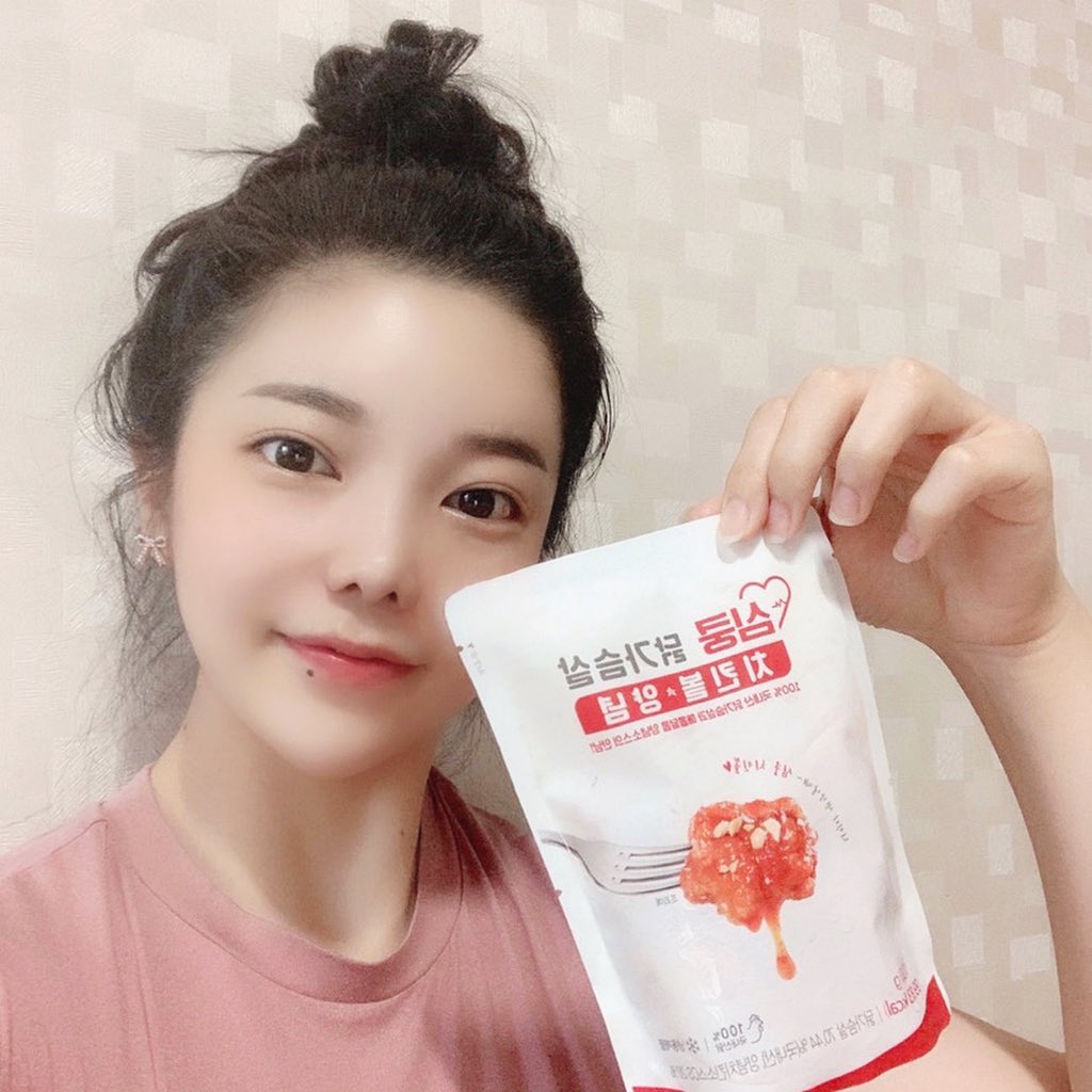 쏘이 on Instagram: “#광고 인친님들 맛점하셨나요!? 저는 오늘 #꼬꼬빌 #심쿵닭가슴살치킨볼 뇸뇸 했어요! 이름도 심쿵한데 맛도 심쿵쓰😋😋😋 ⠀ 👉🏻심쿵닭가슴살 치킨볼 양념은 설탕이