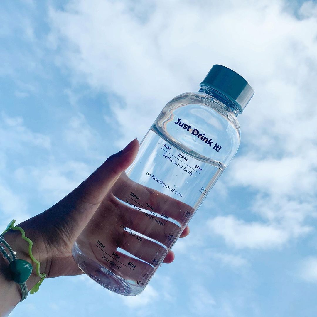 쏘이 on Instagram: “Just Drink It💕 #물마시는습관 ⠀ 굿모닝☀️ 제가 들고 다니는 타임보틀인데 넘 이쁘ᄌ