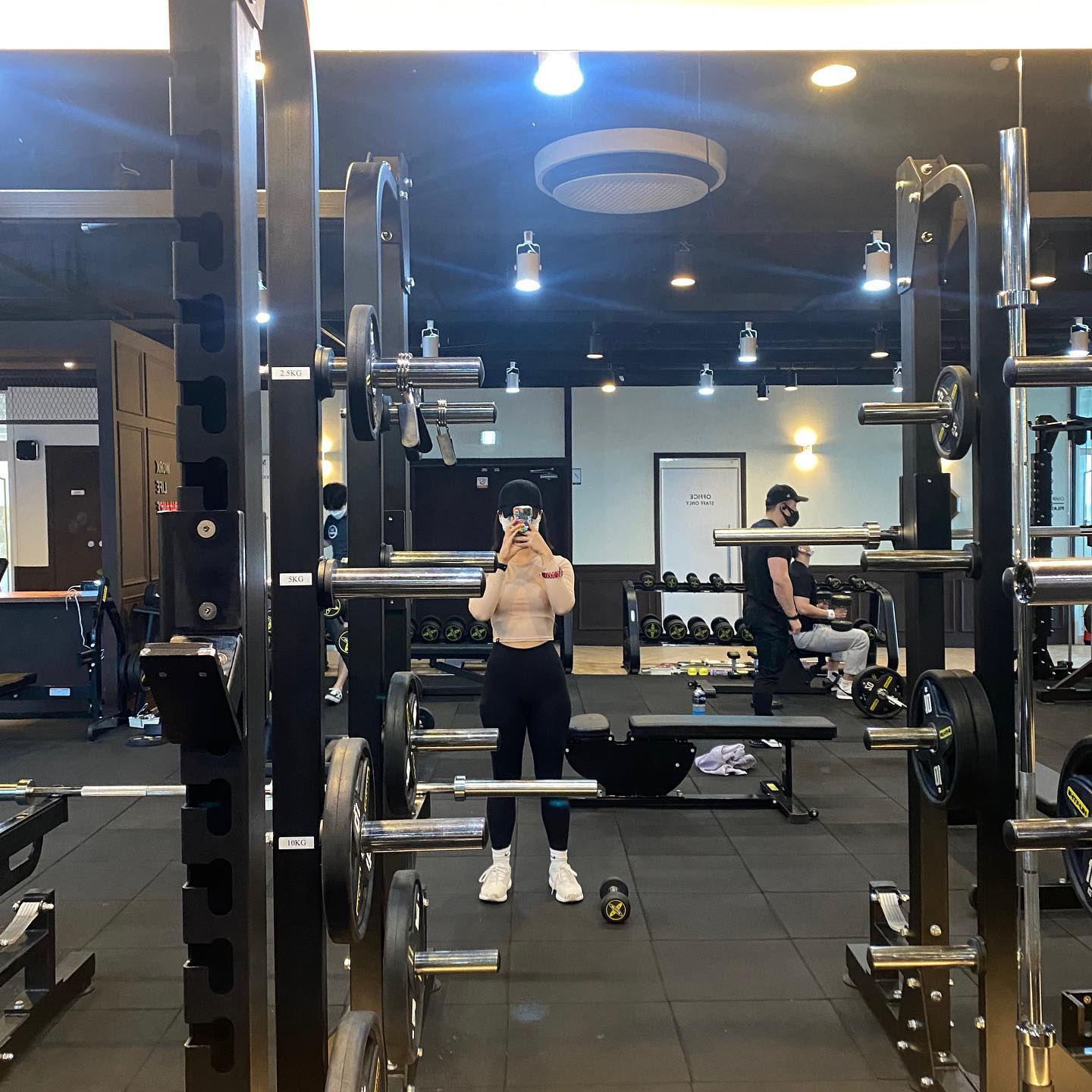 히히_오늘의운동❤️
"주말아침 아주 나이스으"

2022.02.19 D-41🔫
☑️개인운동 등 뽝살
☑️유산소 천국의 계단 15분

주말 아침 Am07:00 눈을 뜨고
공복유산소를 하구 밥을 먹구
머리가 마르기도 전에 웨이트를 가는 마음

.
.

"그것은 슬픔이로다"

10시 오픈인 헬스장 9시부터 가라한 친구
10시 되자마자 카톡으로 운동가라는 트레이너 선생님

그리구 가장 대박이었던건🤍

제가 어제 피드를 패스한게 유산소하다가
피를 봐서 아파서 엉엉 거리다가 안해안해
그랬던거였는데 말이죠🥺

이소영이의 운동 열심히 하라는 깜짝 선물
"아니 이러면 나 정말 감동받는단 말야"
leesoyoun_g 

신발 안사구 휴지 넣구 운동하는거 어케알구
너 이러면 진짜 반칙인데 진짜 대박이야❤️

주변에 너어어무 좋은 사람들만 가득해서
저 정말 행복해서 주글 것 같아여🤍🖤

.
.

"하지만 현실은 등하다가 죽음..."

운동복도 선물받은 아이 입구 열심히 뽜악❤️‍🔥

헬스장에 토요일 아침인데두 다들 열심히셔서
아무도 안보는 것 같은 타이밍에 살며시 한장 찰칵📸

소리도 막구 한장 찍자마자 아닌척
핸드폰 내려놓고 운동하는 소심한 아이🙂

오늘은 강아지 미용 맡긴 시간에 맞춰서 한 운동으로
유산소는 전화 오자마자 STOP 하였습니다‼️

#감사합니다 전화만 기다리고 있었어요

바프 준비하며 멀리한 약속들
그리고 오늘은 한달만에 약속있는 주말입니다😍

친구가 이해해줘서 식단은 육회로 낙찰이구
동네를 나간다니 얼마만인가 너무 설레는걸요❣️

"모두들 좋은 주말 보내세요"